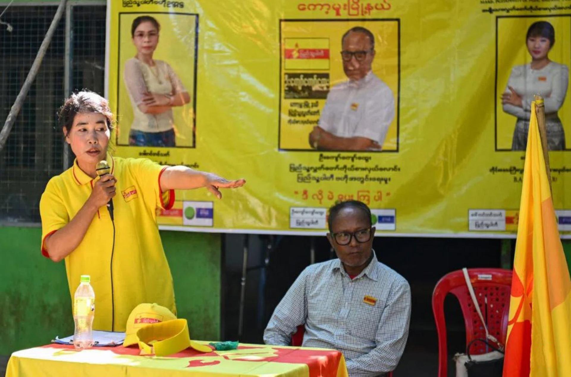 12月14日，缅甸人民党在街头开展拉票活动，为即将开始的大选做准备。