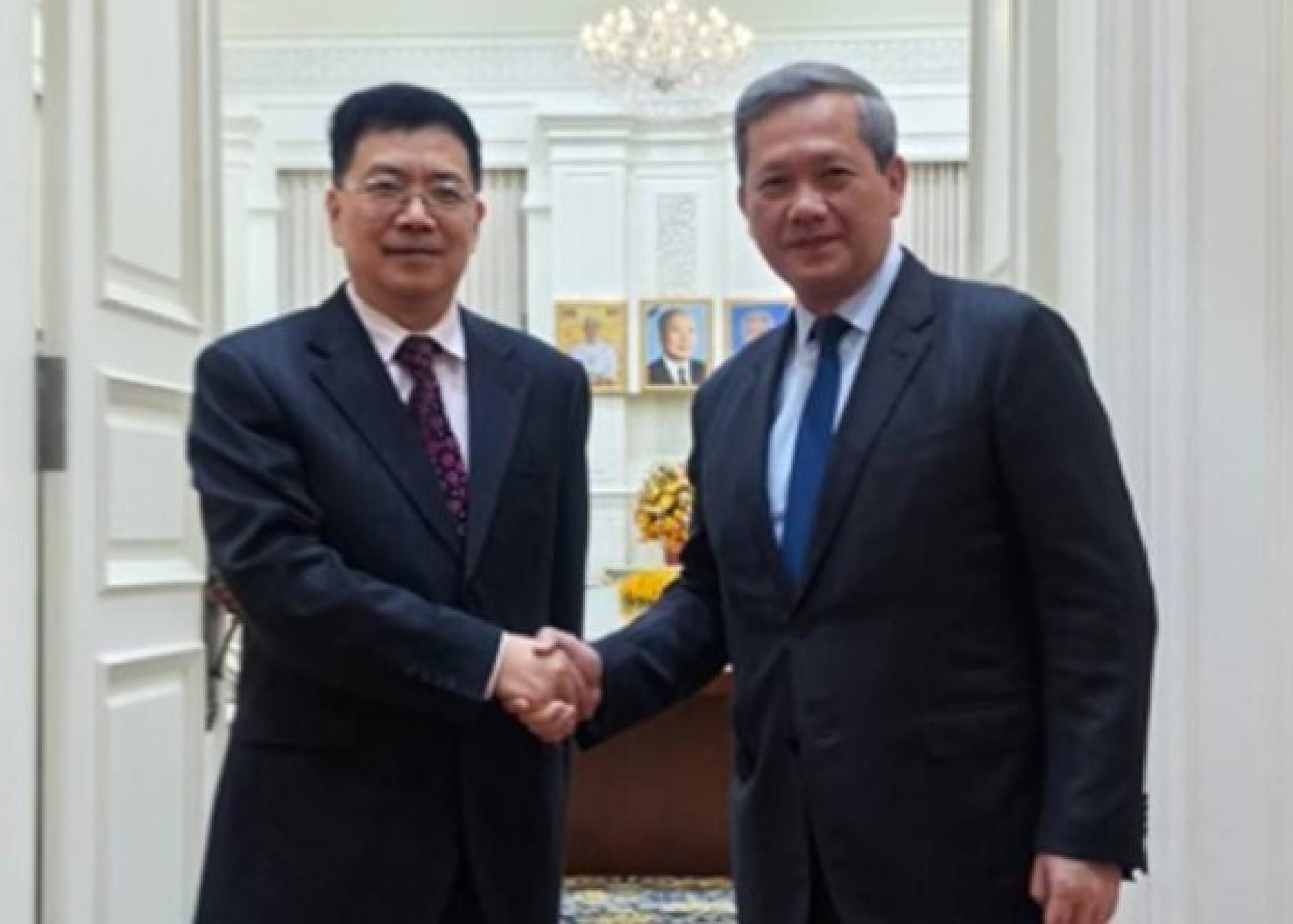 中国亚洲事务特使邓锡军（左）出使柬埔寨，获柬埔寨首相洪玛奈（右）接见。