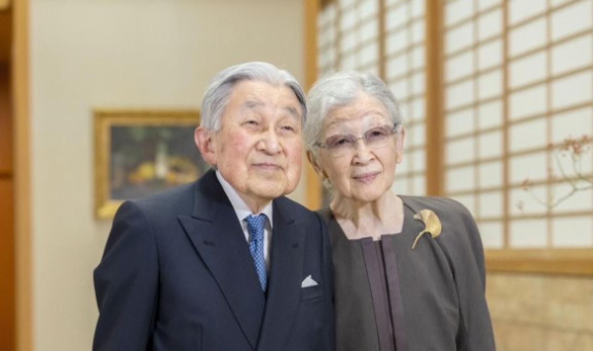 日本上皇明仁（左）与上皇后美智子（右）。