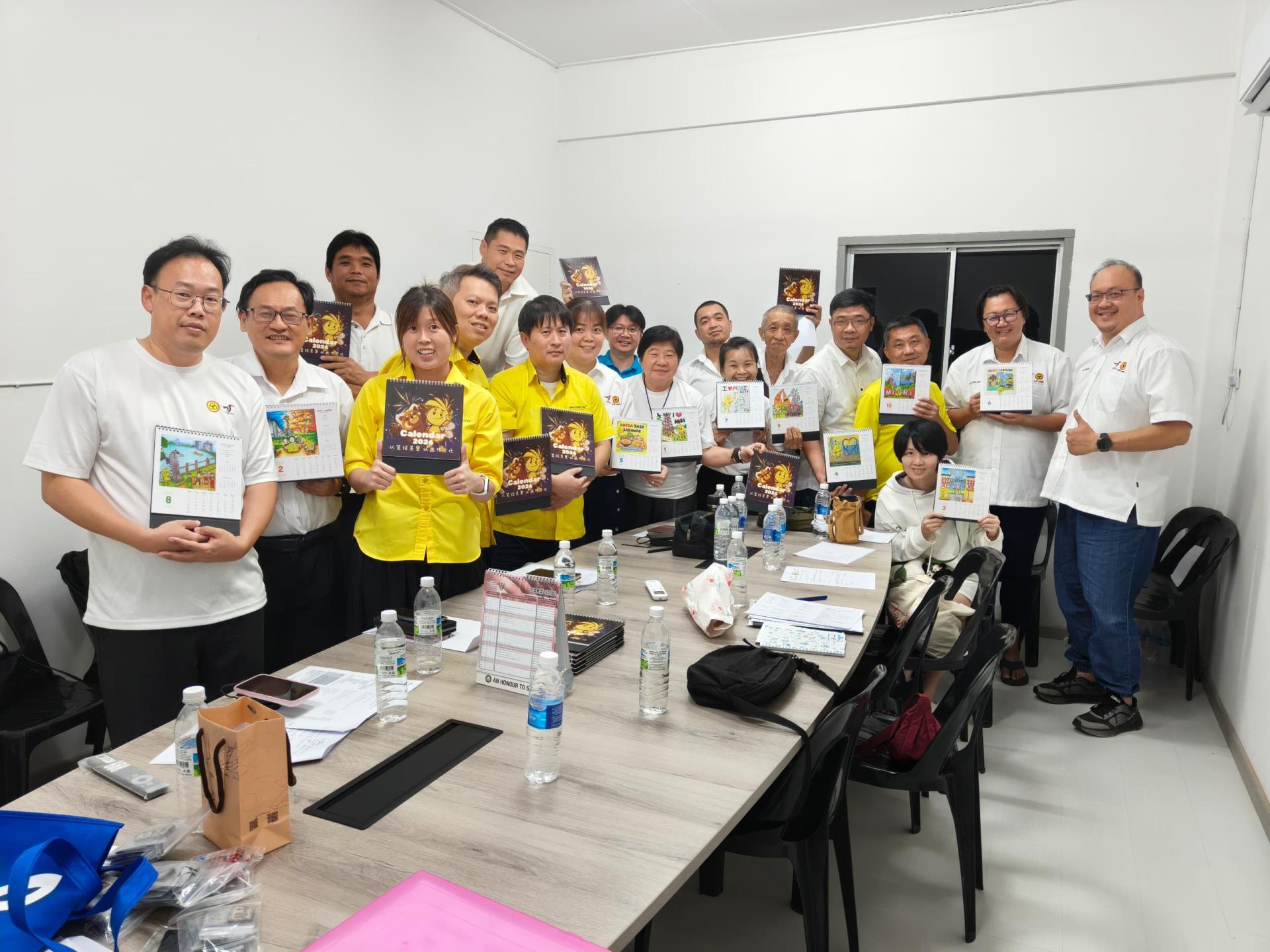 砂拉越人民联合党兰卑尔支部执委手持2026年月历合影。左5为支部主席王智义。
