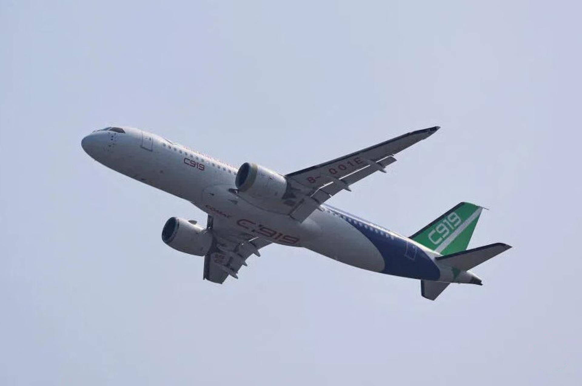 2024年11月12日，一架中国商飞C919窄体客机，在广东珠海举行的中国国际航空航天博览会上试飞。 （档案照）