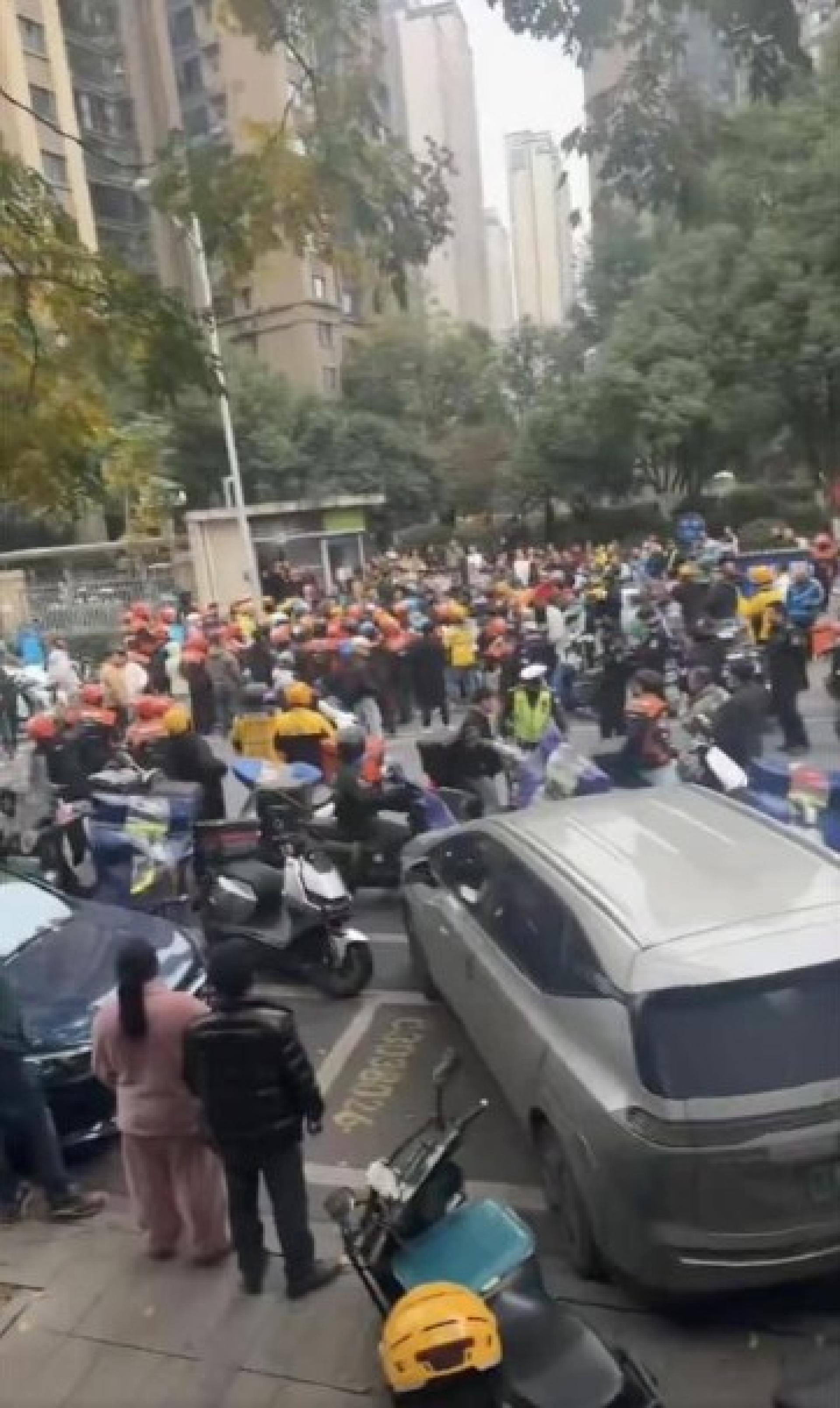 湖南长沙22日爆发一起外送员抗议事件，起因是外送员抗议被限制骑车进入社区送餐。