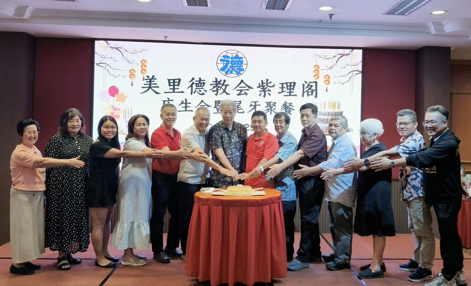 美里德教会紫理阁阁长贝清湛（左7）与理事及12月份寿星一起主持切蛋糕仪式。