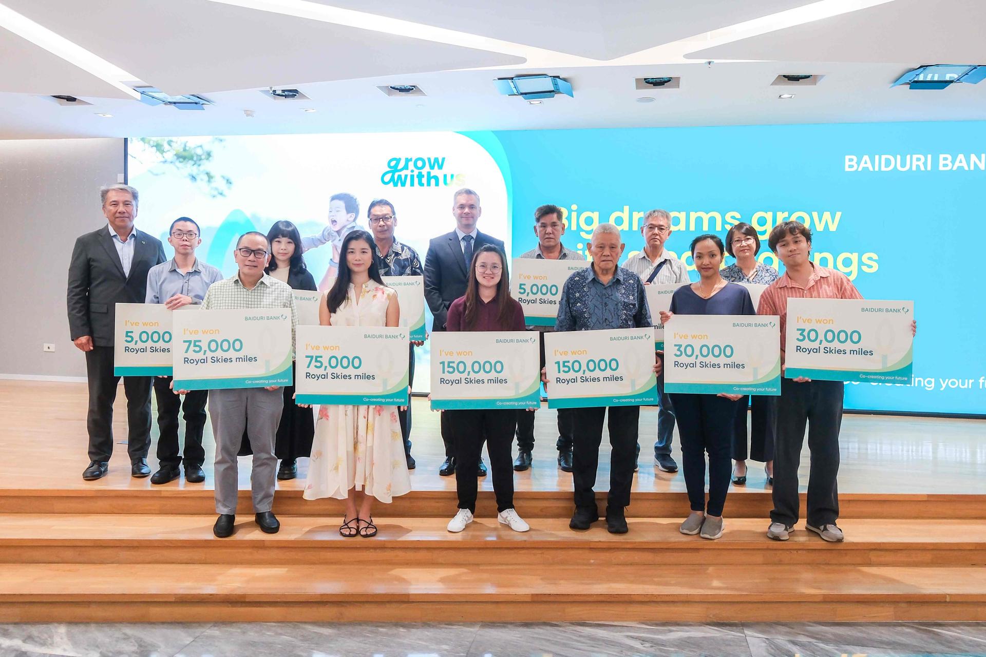 佰都利银行副首席执行官Manuel Bulens和佰都利银行零售银行主管林建章与获奖者合影