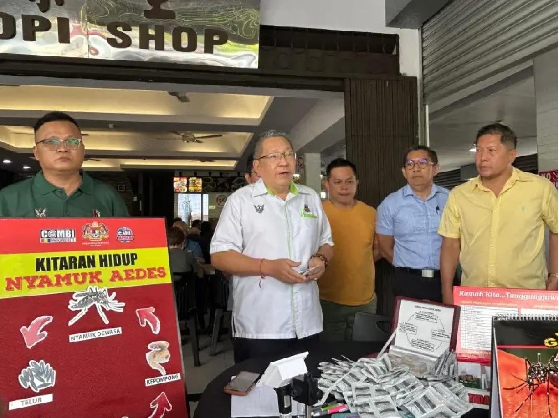 黄鸿圣出席2025年12月24日在福裕咖啡馆举办的砂州卫生部登革热防控宣传活动。