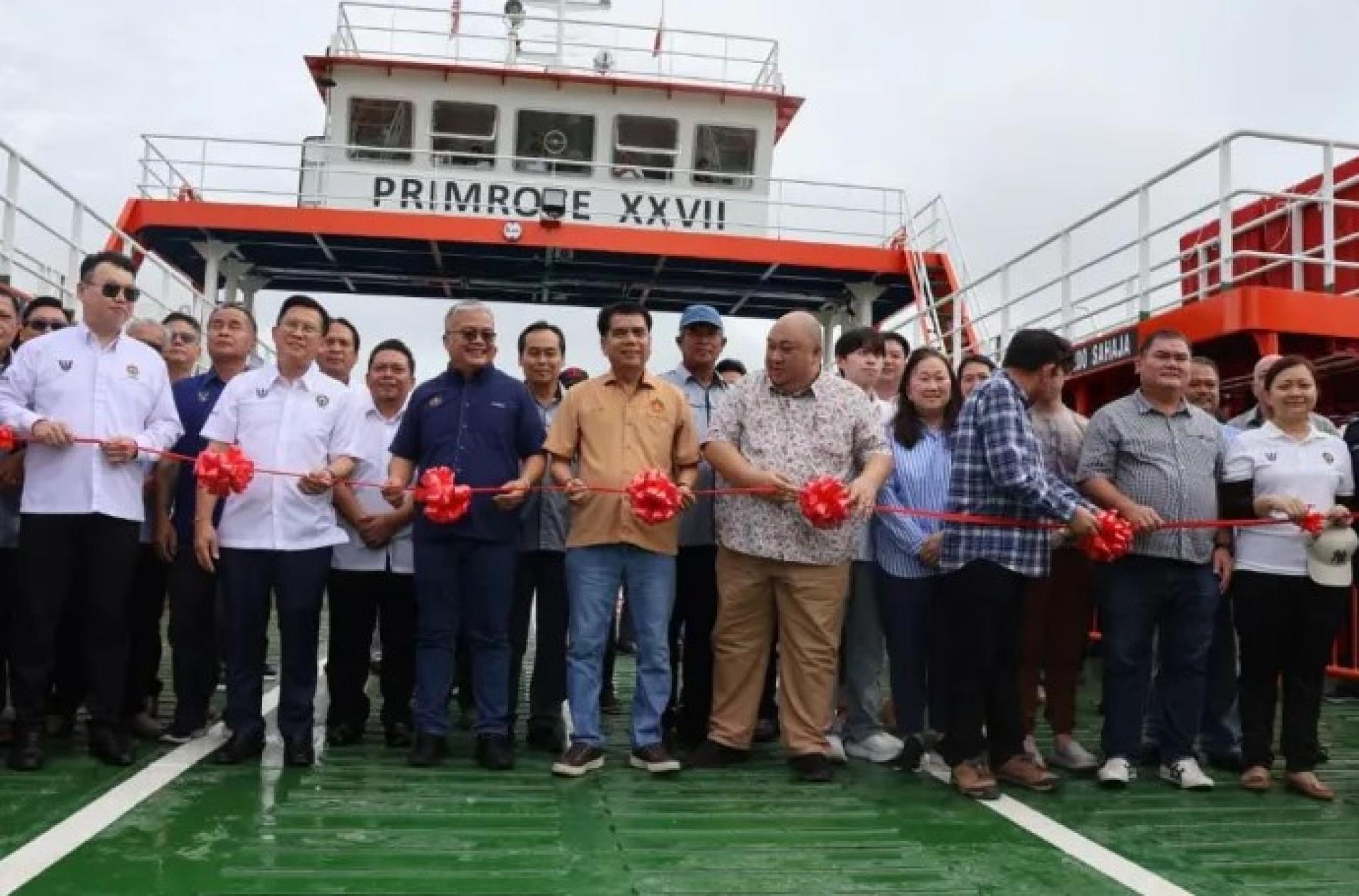 安依（中）与其他贵宾于2025年12月23日在加拿逸渡轮码头A参加加拿逸—实达雅渡轮服务启航仪式。