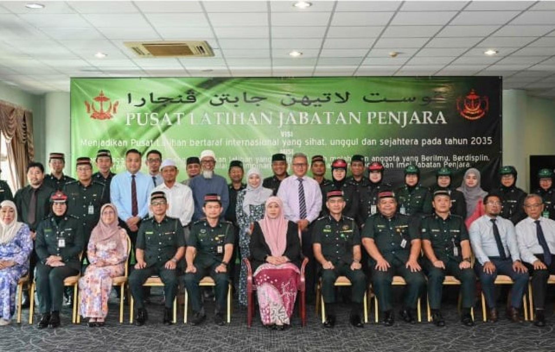 监狱局高级官员、BIBD代表与获证书服刑人合影