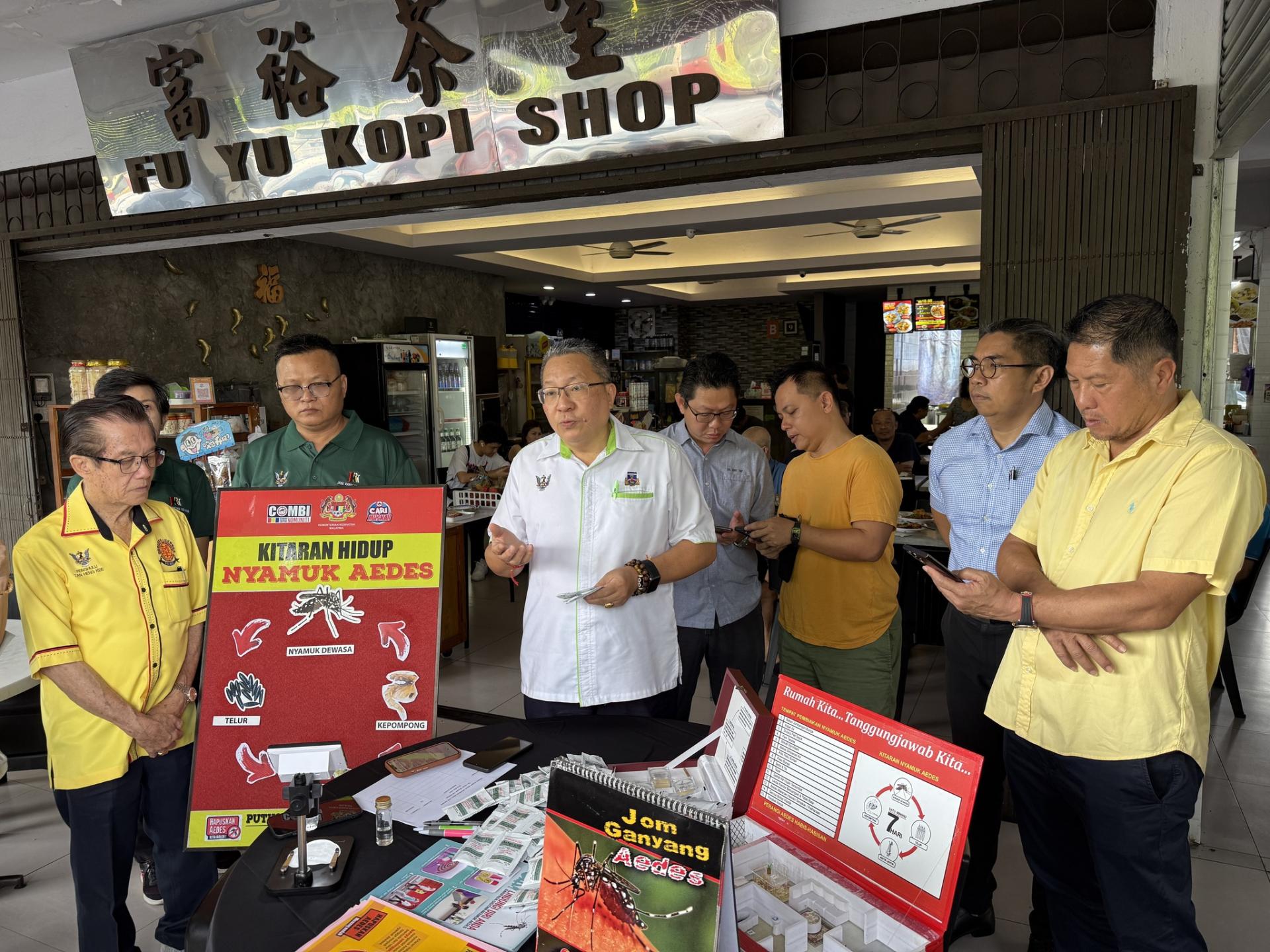 南市市长拿督黄鸿圣（左3）与地方社区领袖等出席宣传预防骨痛热症活动。