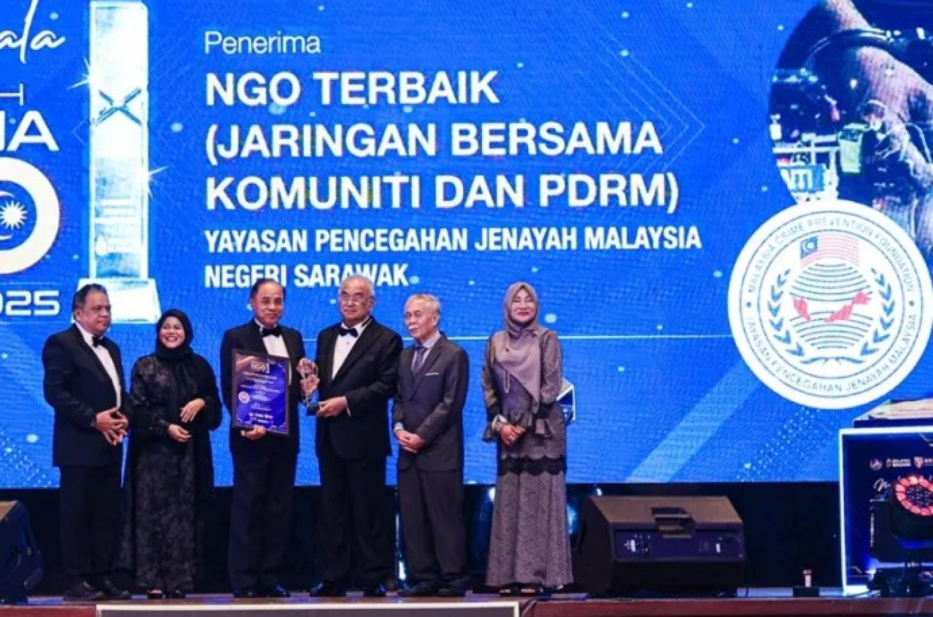 马六甲州元首敦莫哈末阿里（右3）于2025年12月23日在雪兰莪双威度假酒店举行的2025年马来西亚非政府组织最高奖颁奖典礼上，颁奖予拿督卡马鲁丁。