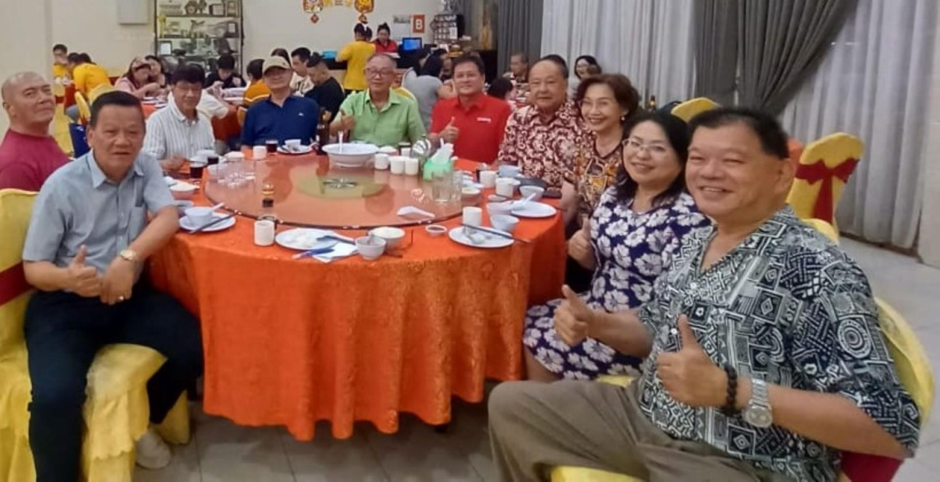 济兴善社社长陈瑞兴（右6起）设宴款待龙华神笔钟金瑞、福建安海济成善社负责人黄清波及亚庇济和善社社长戴荣强伉俪（右3及4）；左起为龚德良、周锦生；右起是陈中兴伉俪及方文祥太平局绅（右5）。