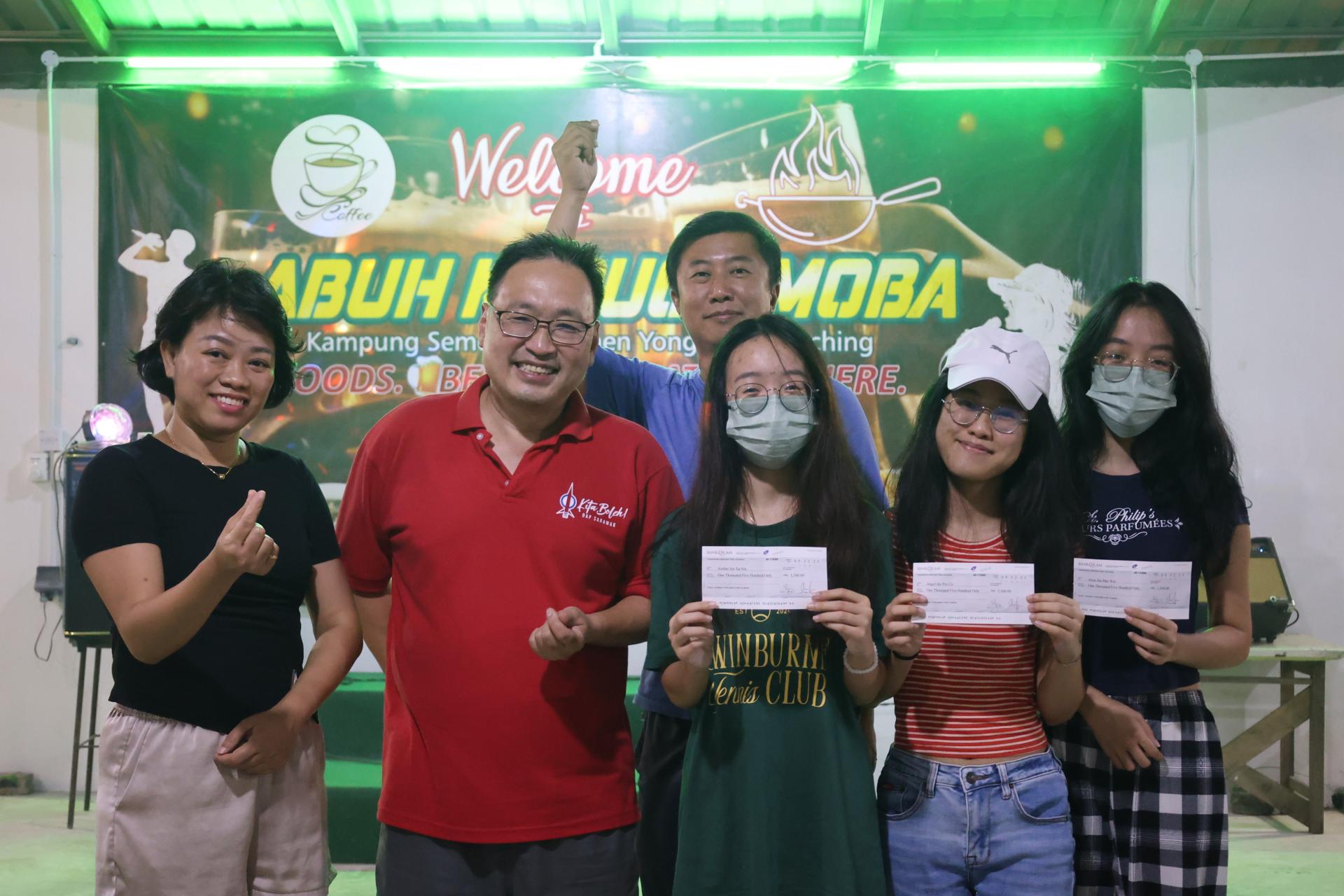 三姐妹喜获张健仁服务中心的高等教育助学金，与张健仁（左2）合影。