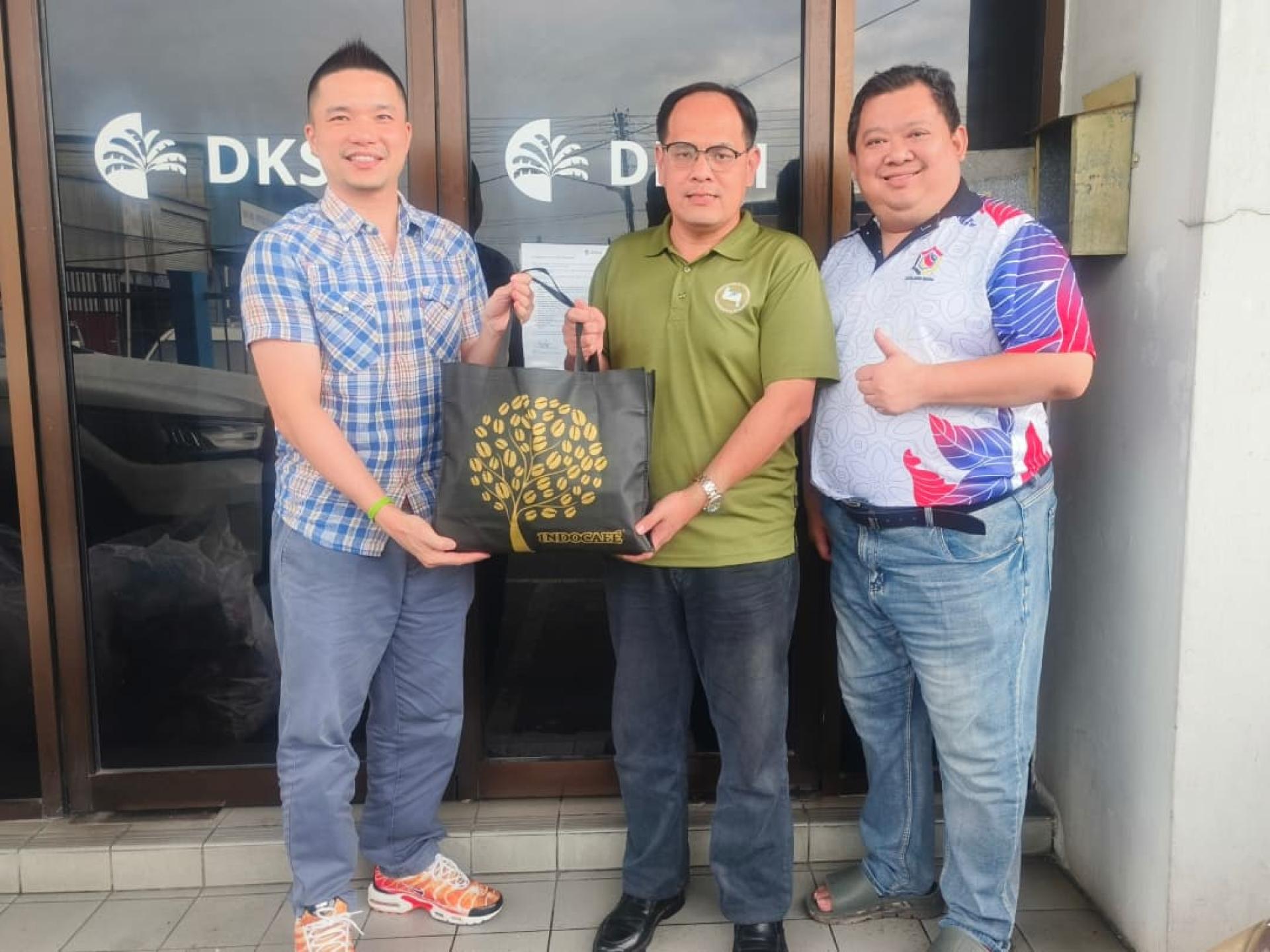 Regal市场及贸易有限公司区域经理吴德林（左）移交赞助品予北砂新闻从业员协会财政兼筹备会主席杨万勇，右为美里广播电台休闲俱乐部主席张旗何。