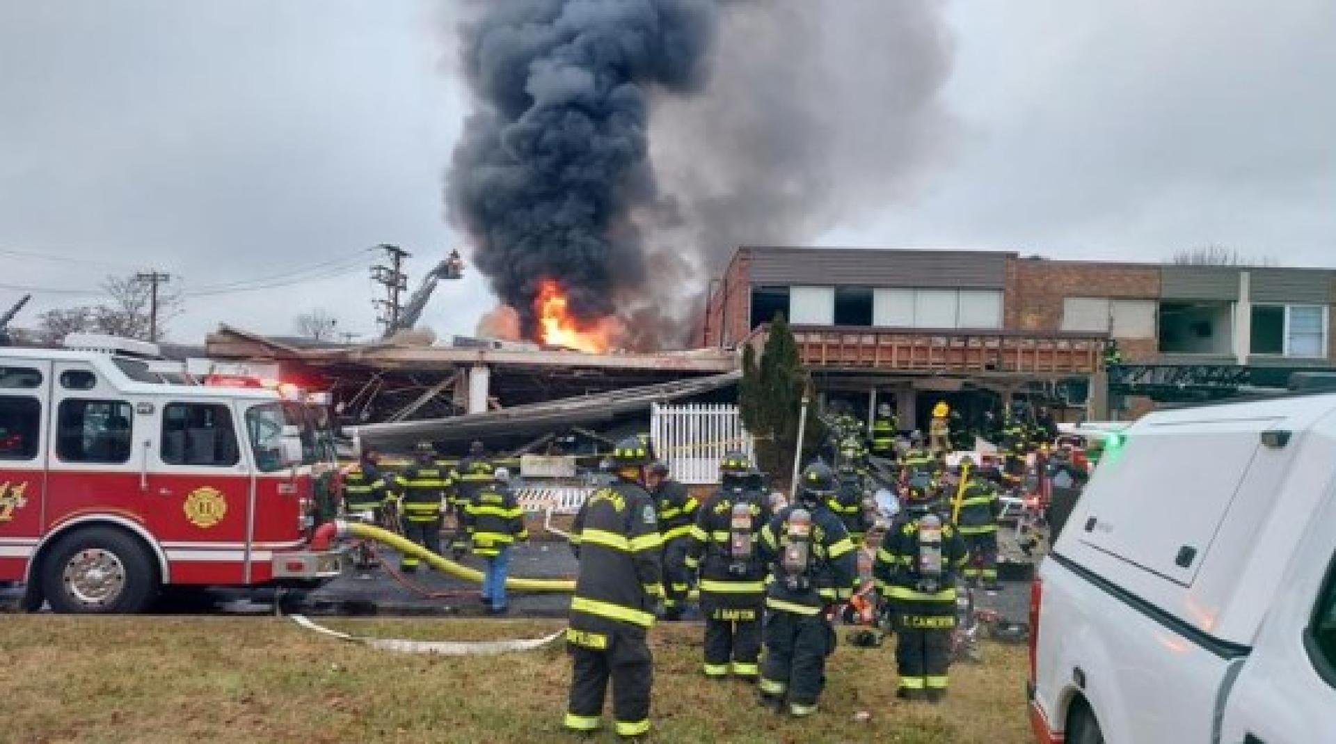 消拯员全力救火。