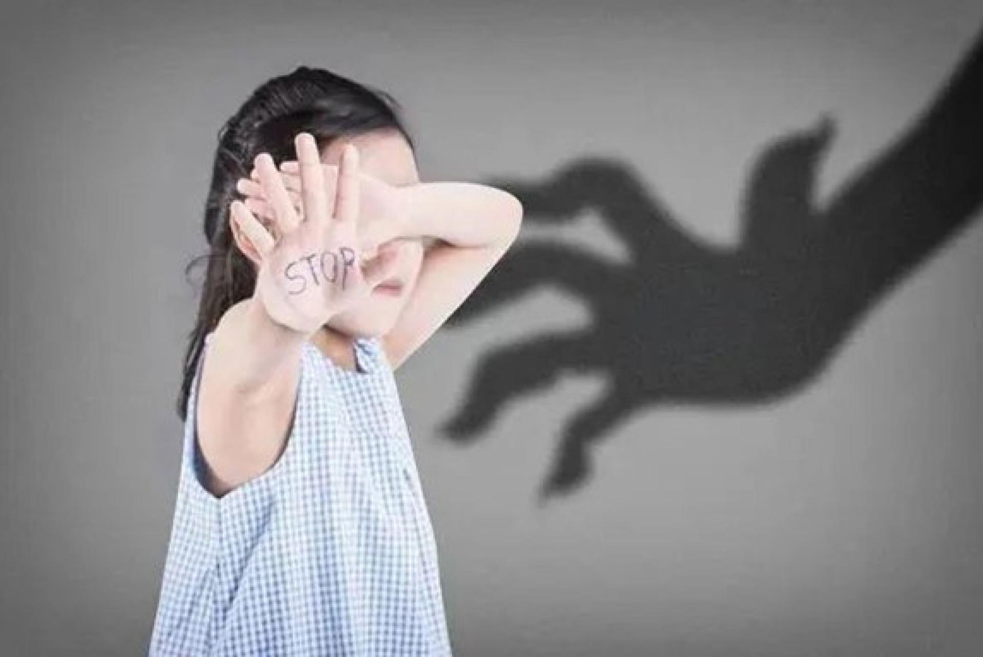 受害人小雪知道继父刘冬对她性侵猥亵等行为均是违法，于是报警。（示意图）