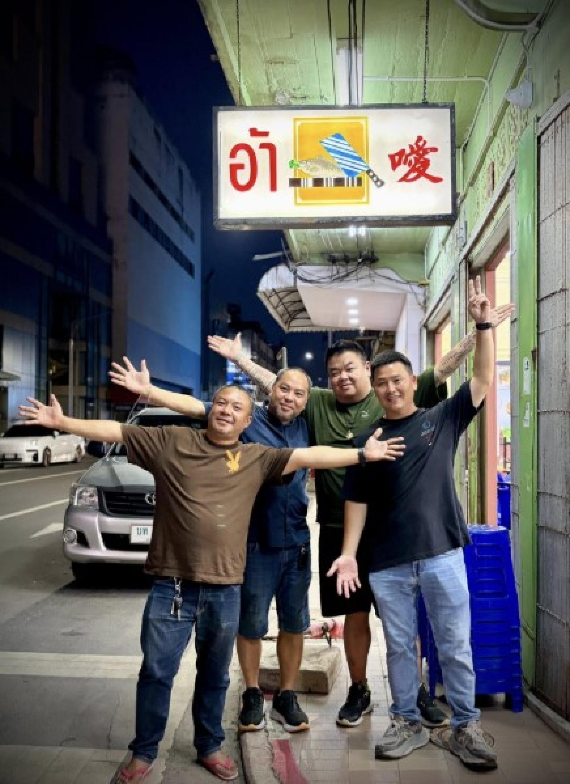 Alez Ander（右2） 趁着圣诞节前夕，与家人北上合艾探访当地友人，并实地勘察市中心灾后重建情况。