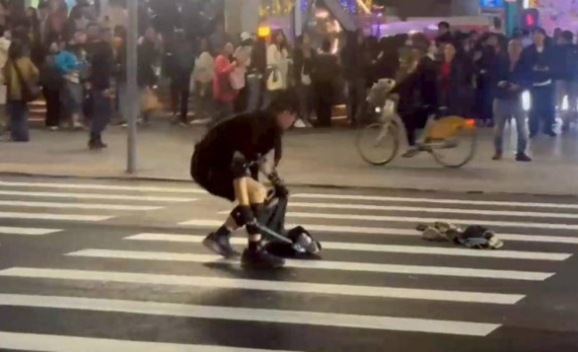 民众拍下张文在捷运中山站犯案过程。