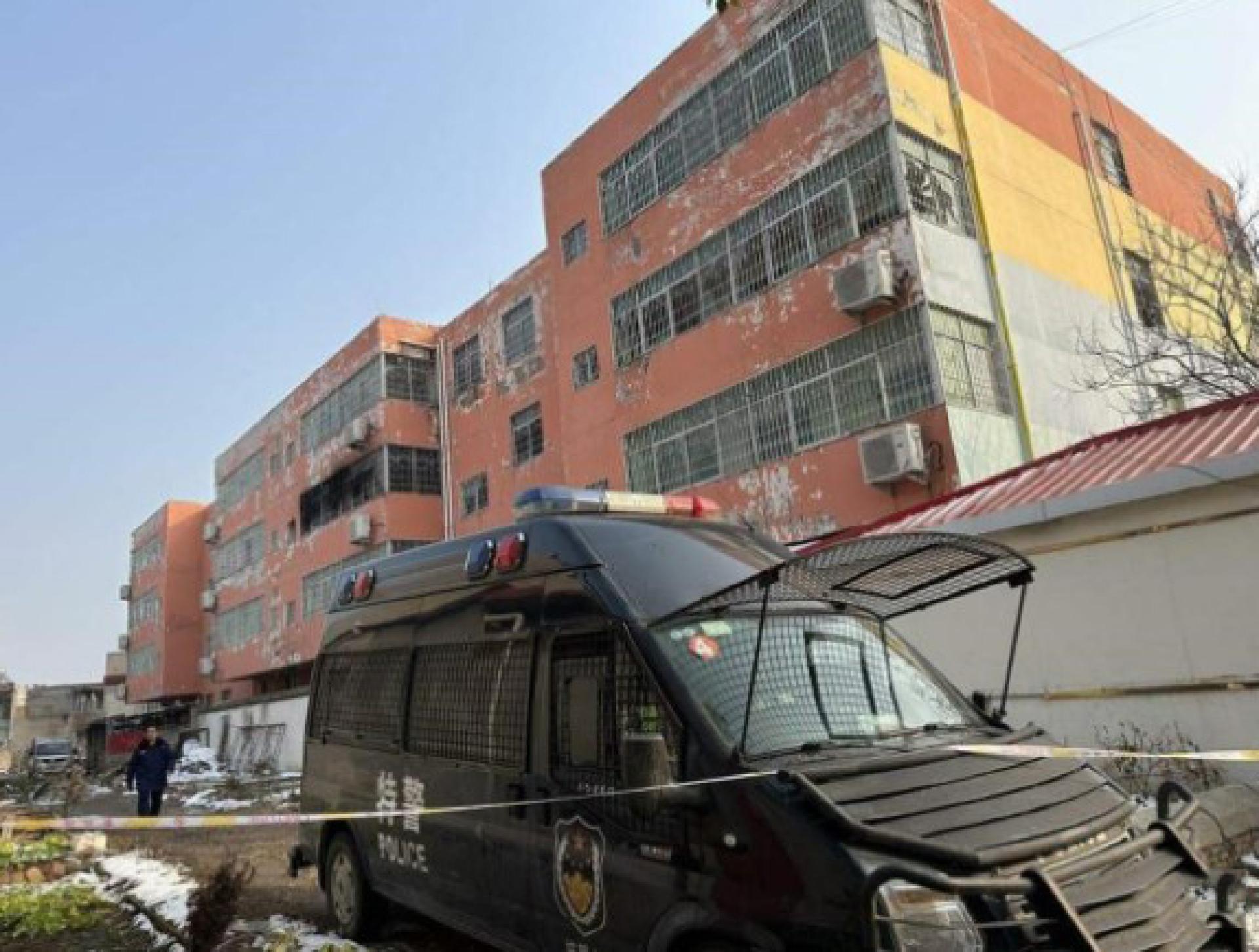 位于河南的小学生宿舍在火灾扑灭后的情景。