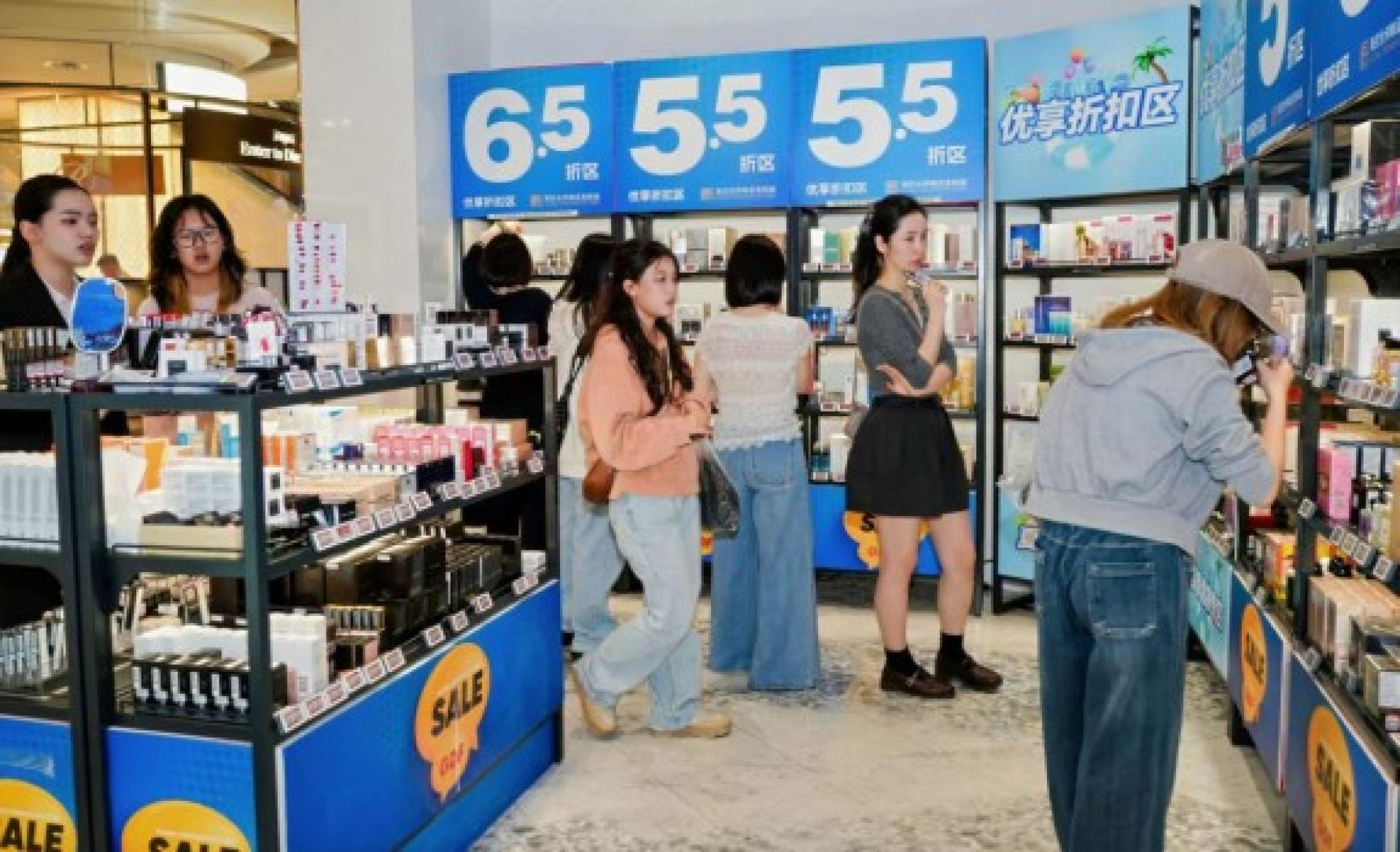 顾客25日在海控全球精品免税城购物。