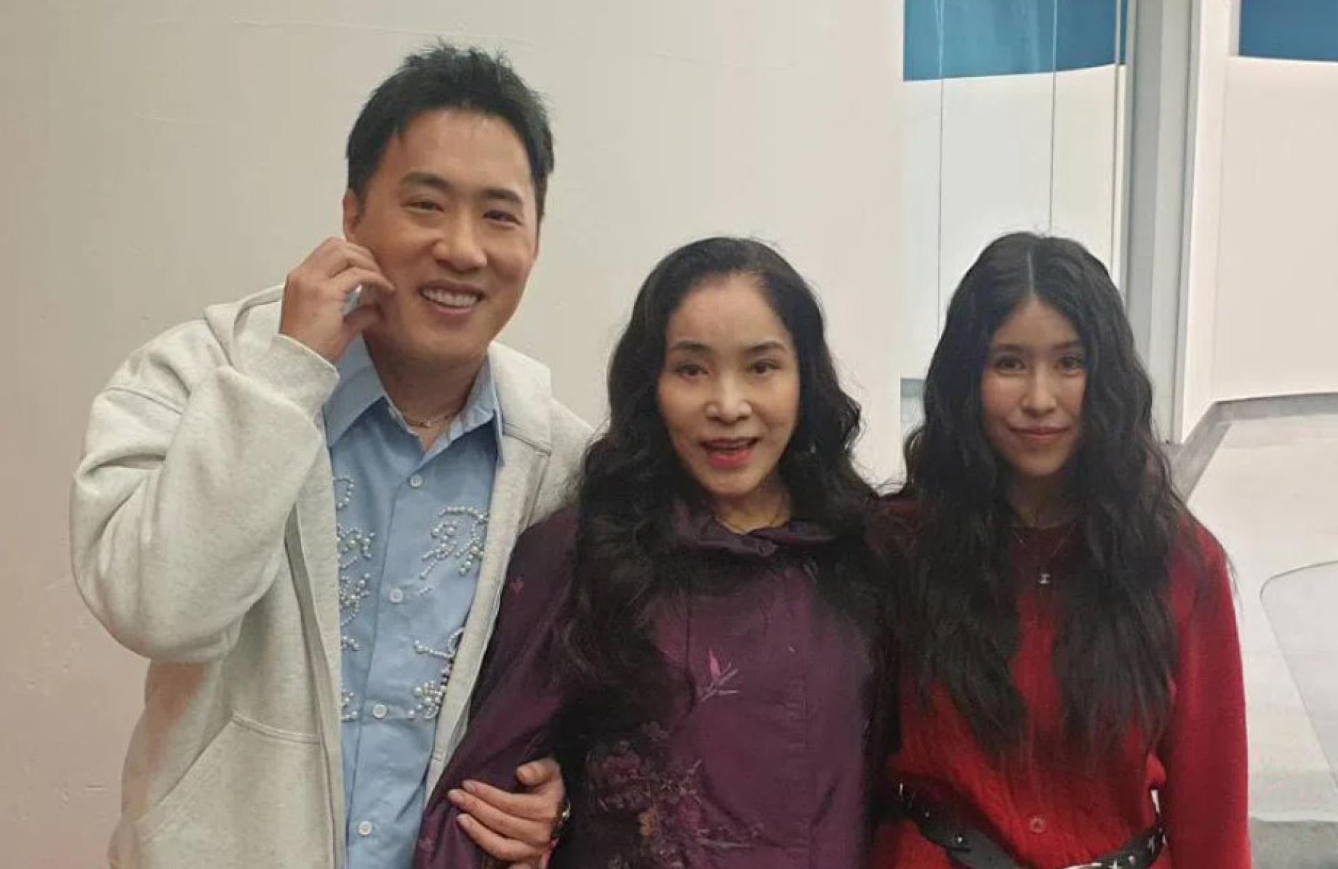 李亚萍（中）和儿子余祥铨（左）、媳妇柔柔露面，分享身体近况。