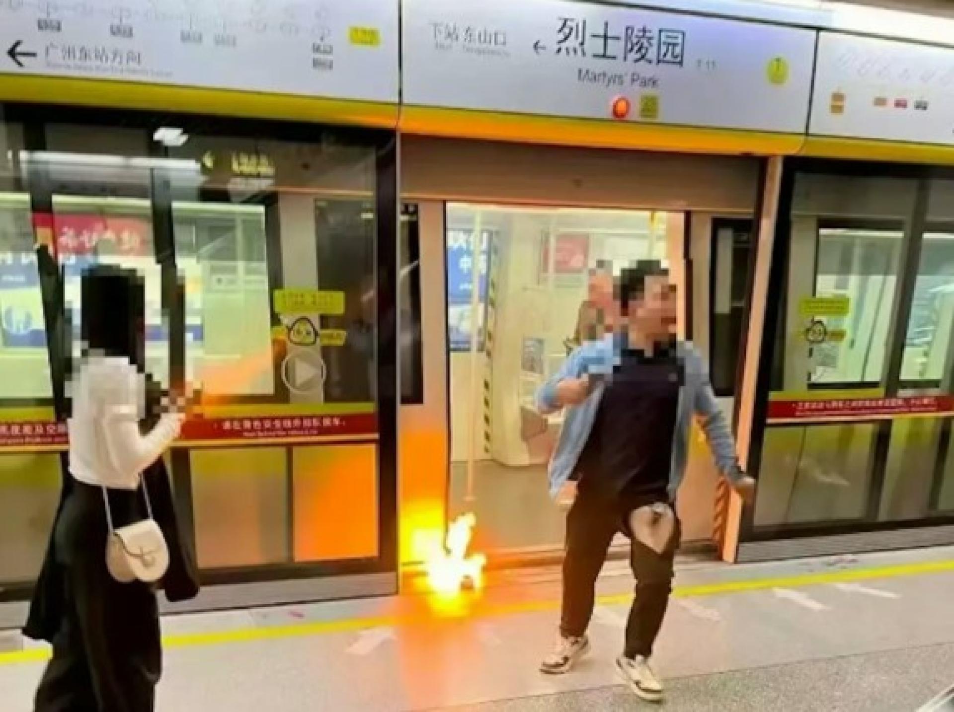 中国社交平台在12月23日疯传一段视频，显示广州地铁一号线烈士陵园站发生“充电宝”自燃，一名男乘客的裤子被烧出大洞，疑似被烧伤。