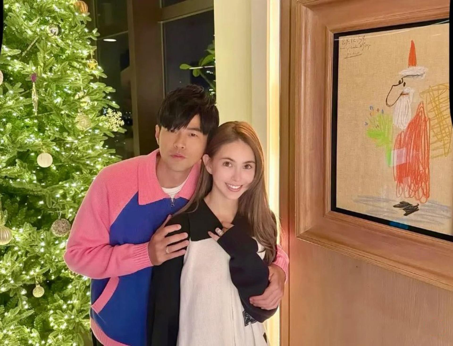 周杰伦与昆凌恩爱放闪，墙上的画作成为焦点。