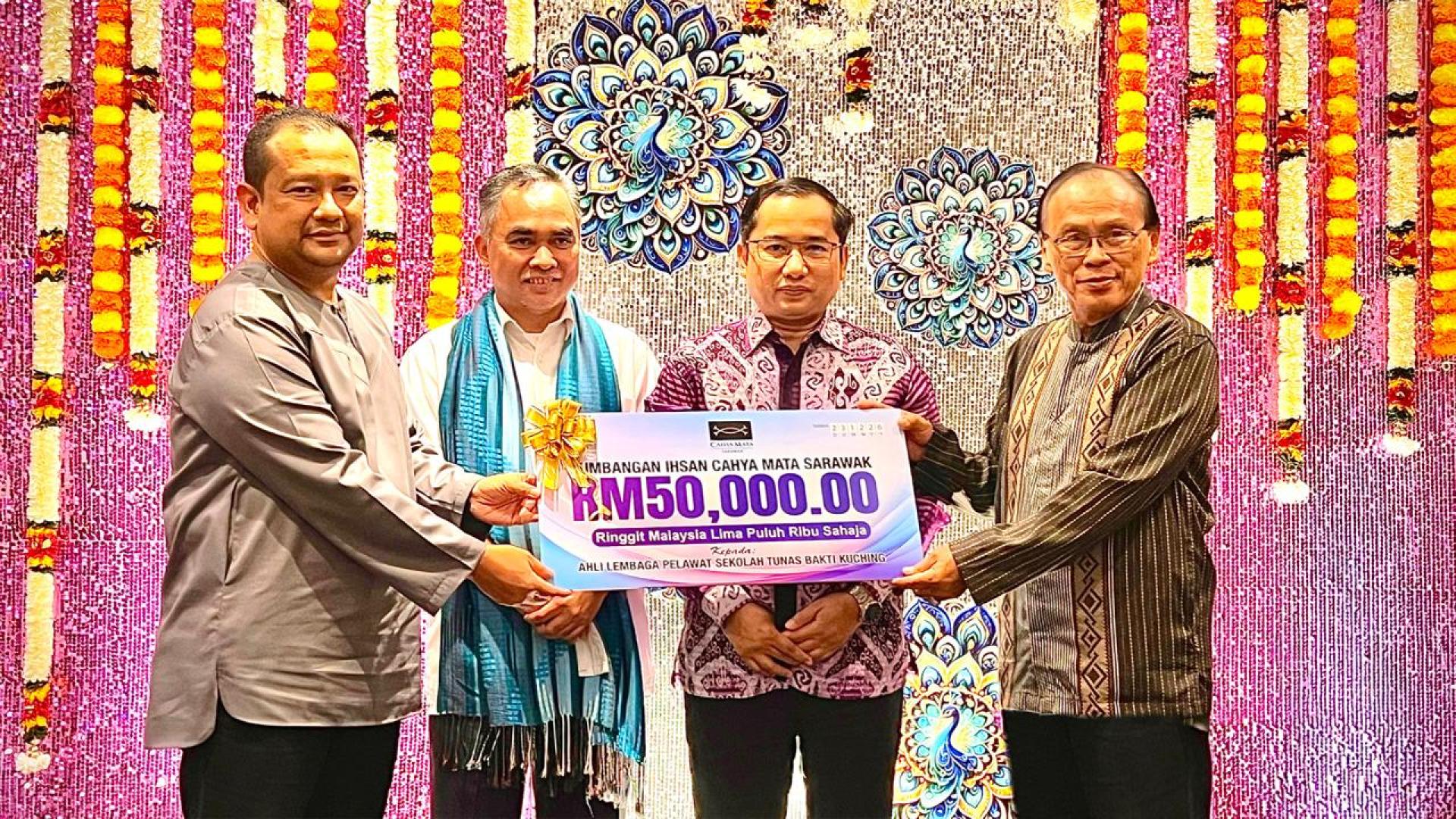 砂日光集团企业社会责任经理尤索夫阿兹（左1）移交模拟支票予访客董事會主席扎斯兰阿都拉（右1）。 砂拉越社会福利局局长哈芝斯马威（右2）及古晋少年感化院校长博尼费斯（左2）。