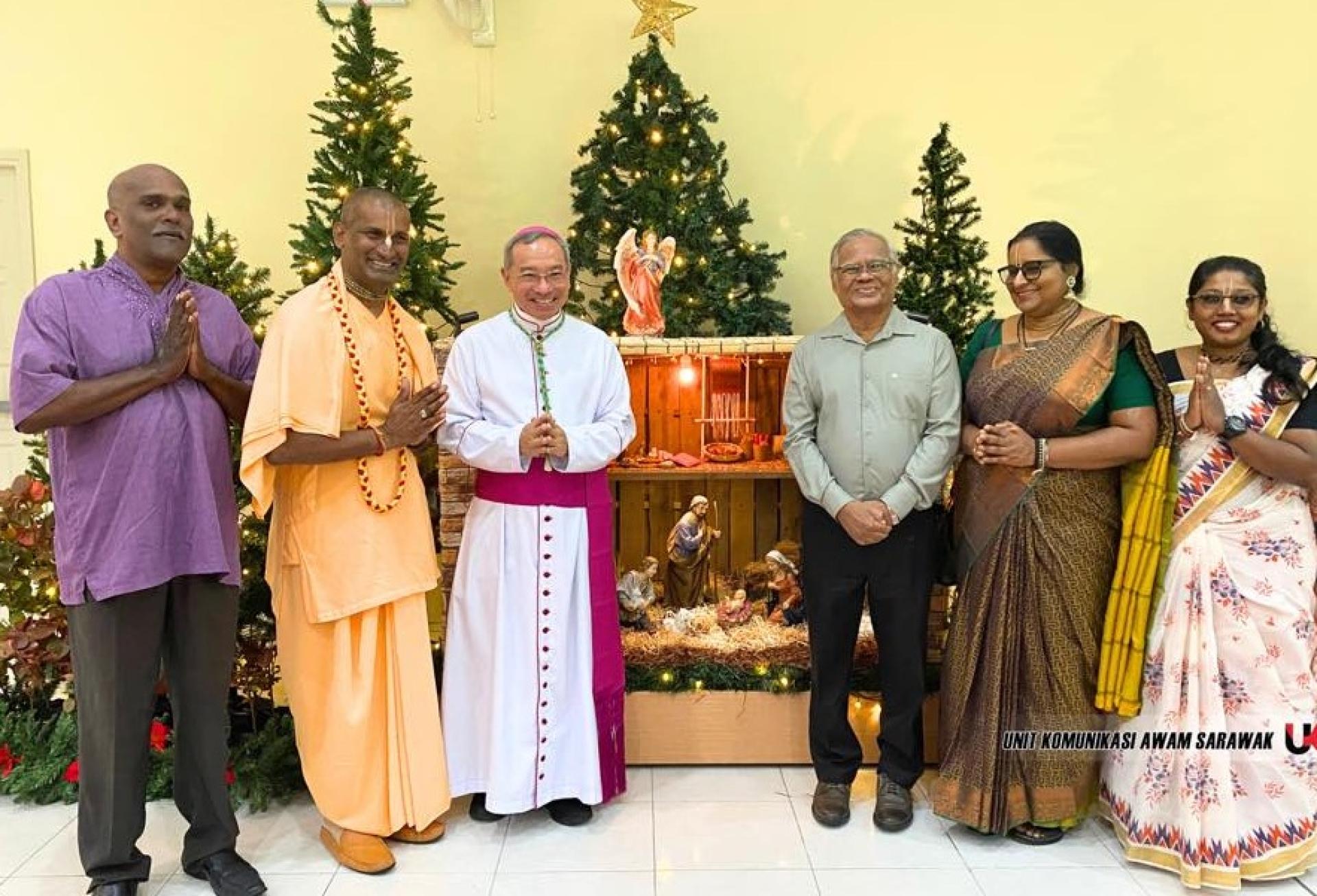 天主教古晋总教区总主教拿督傅云生（左3）出席圣诞开放门户活动。