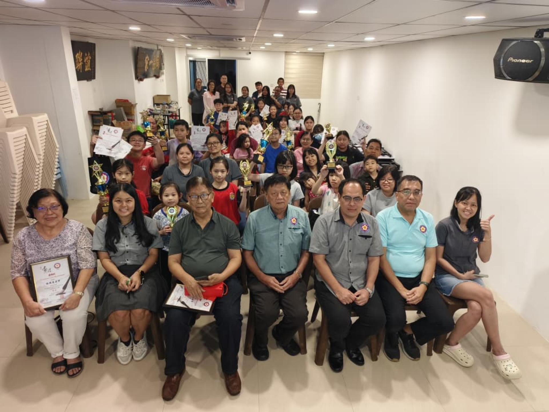 2025年客家子女传承书法比赛颁奖仪式后大合影。
