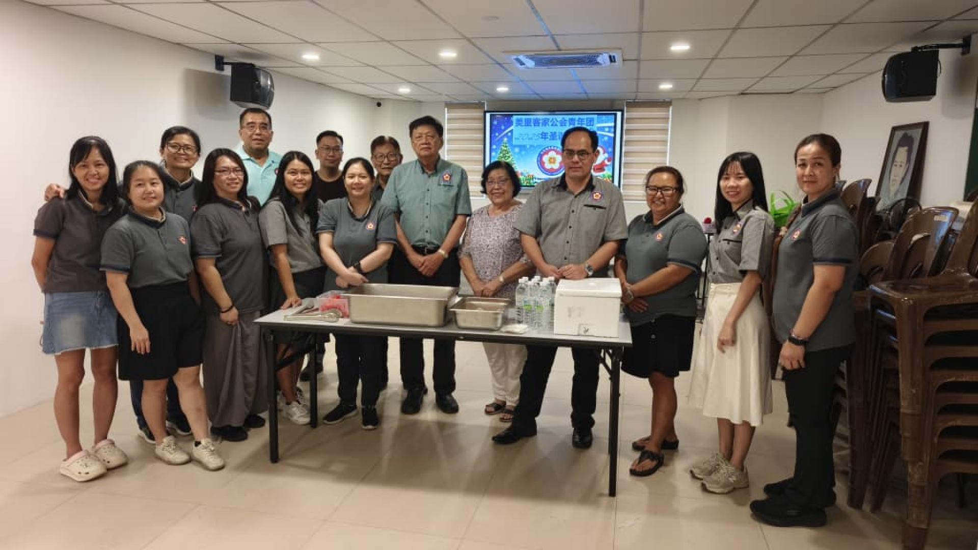 全体出席者在2025年圣诞节联谊会合影。右3起为筹备会主席刘佑娟及美里客家公会青年团团长杨万勇。