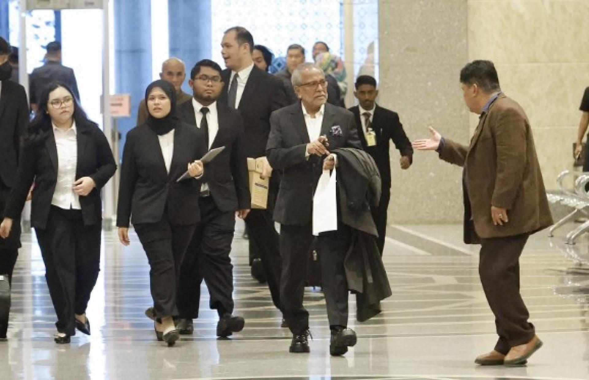 沙菲宜（前右2）向法庭提出暂时休庭的请求，以便让穆斯林进行周五祈祷。