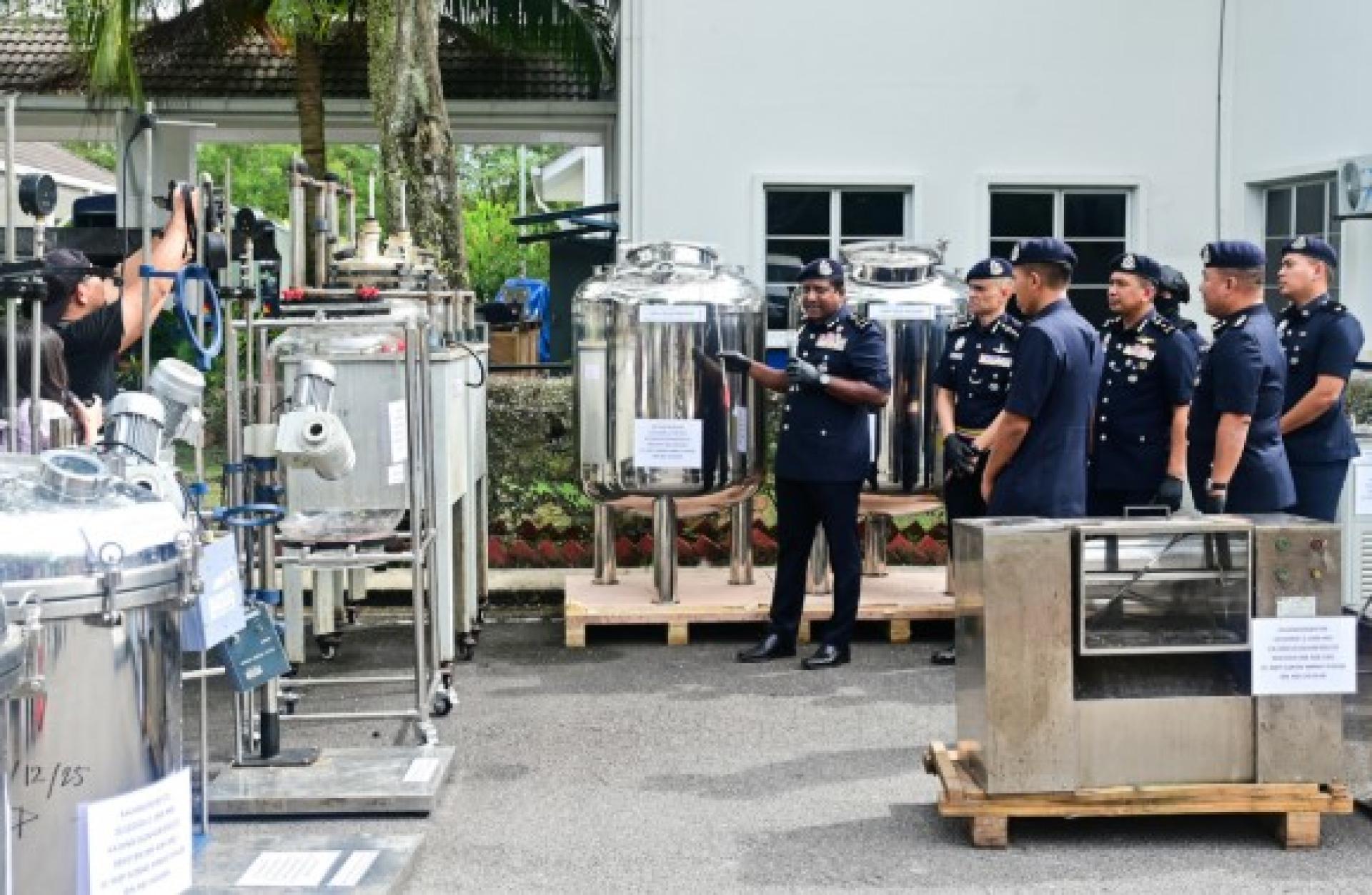 警方在侦破毒品活动中，搜到工厂规模级别的炼毒工具。