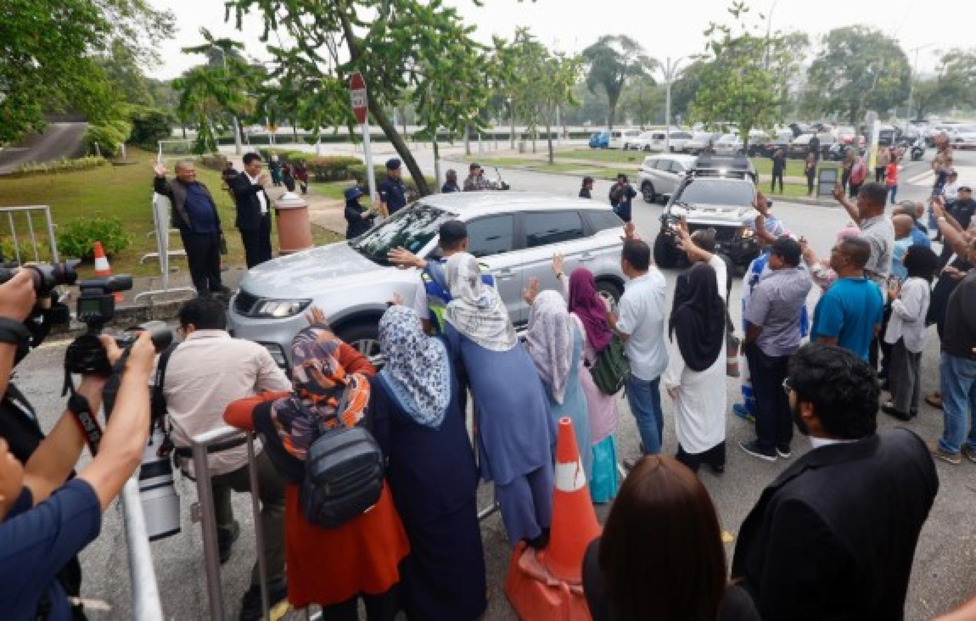 载着纳吉的监狱局的轿车经过法庭入口处时，纳吉支持者高声欢呼释放纳吉。