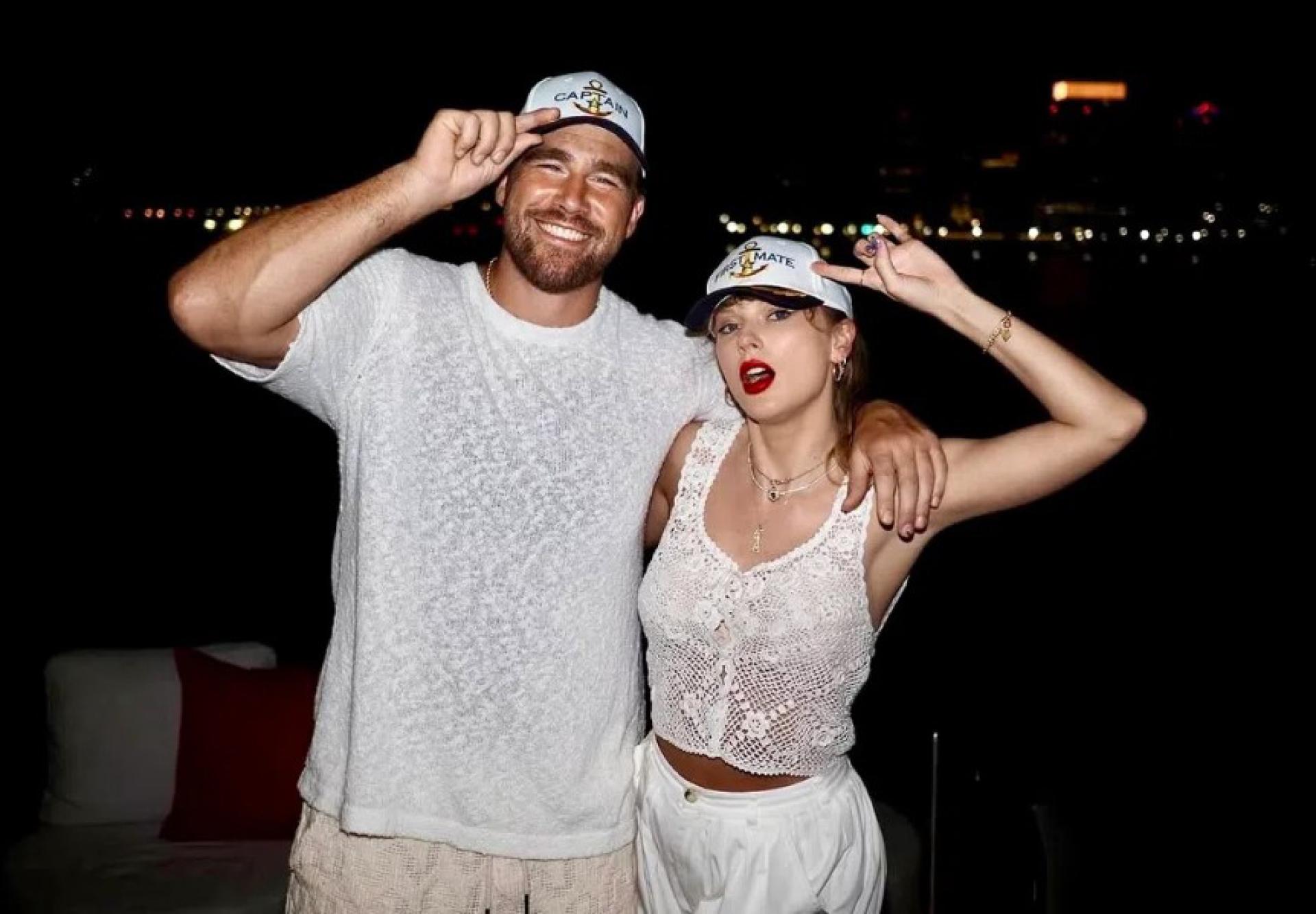 Taylor Swift（泰勒丝，右）与球星未婚夫Travis Kelce（凯尔西）爱得高调。