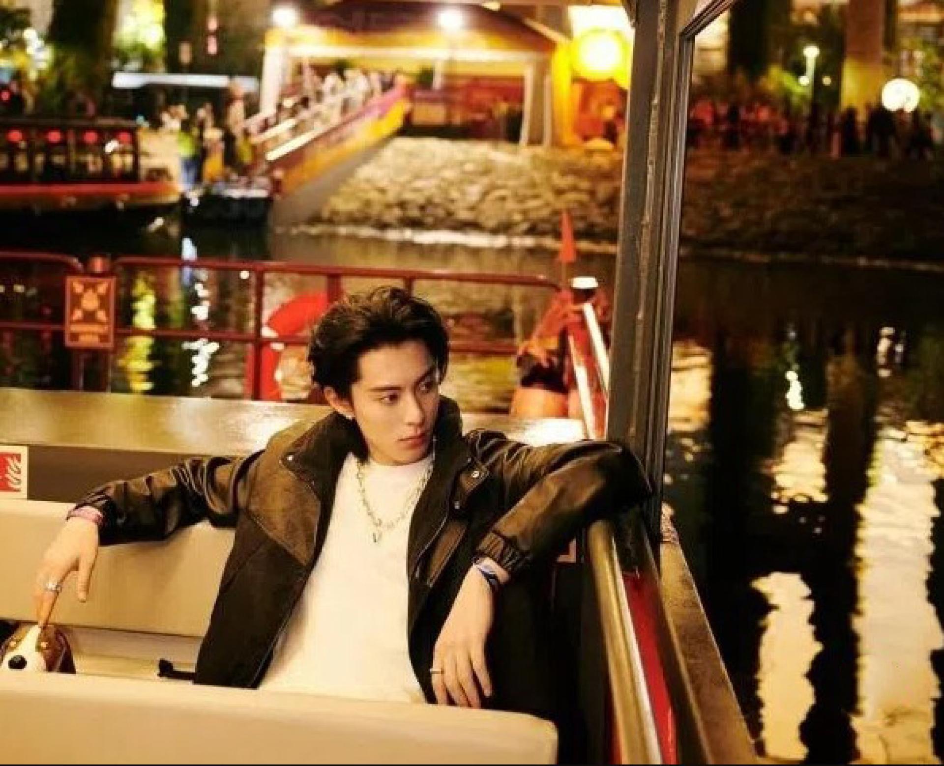 网友曾捕捉到王鹤棣在本地趴趴走。