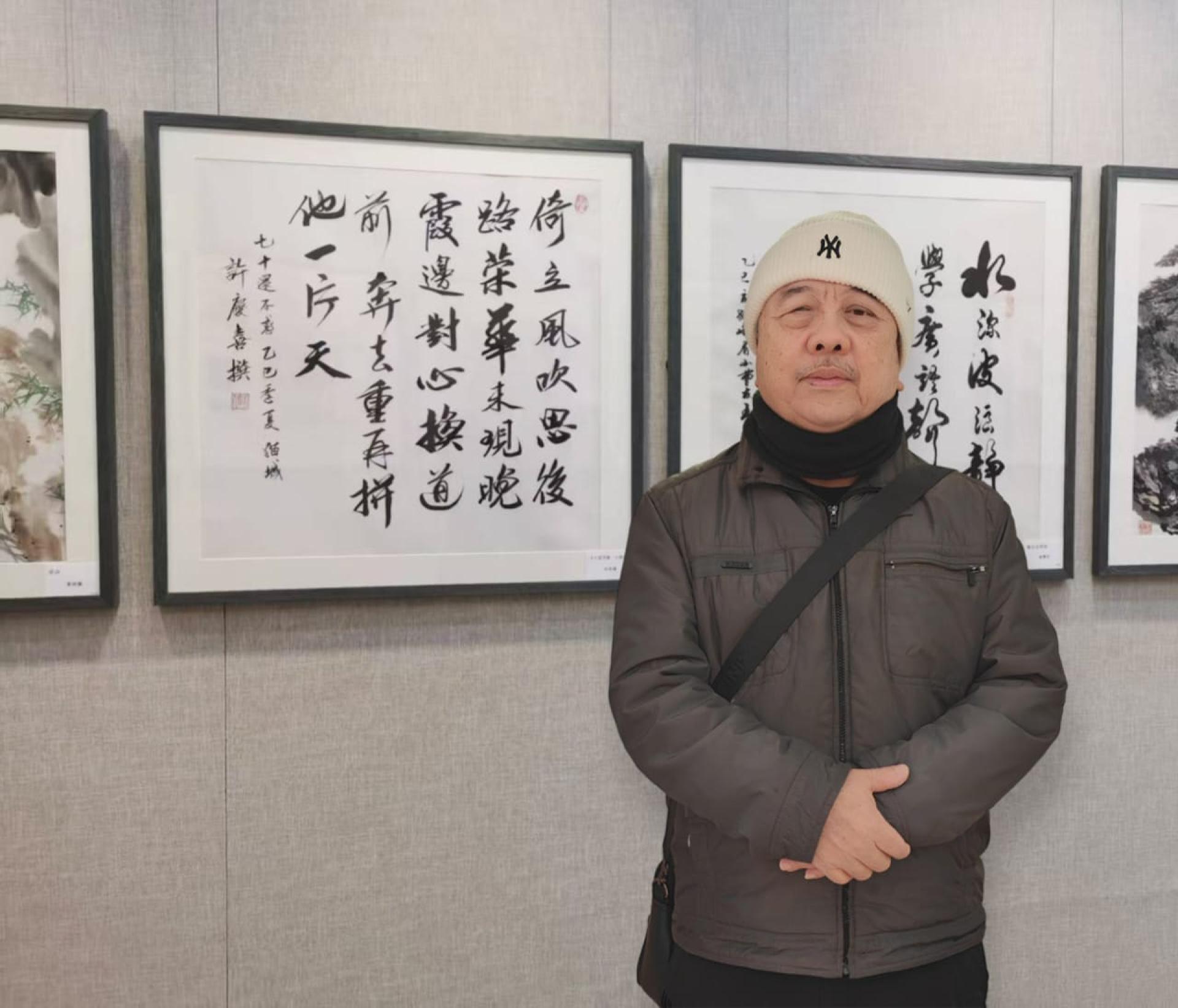 许庆喜与其作品七十还不惑<书法>入选2025年中国北京荣宝斋举行的”月圆人寿——2025荣宝斋中国银龄书画展” 合照。