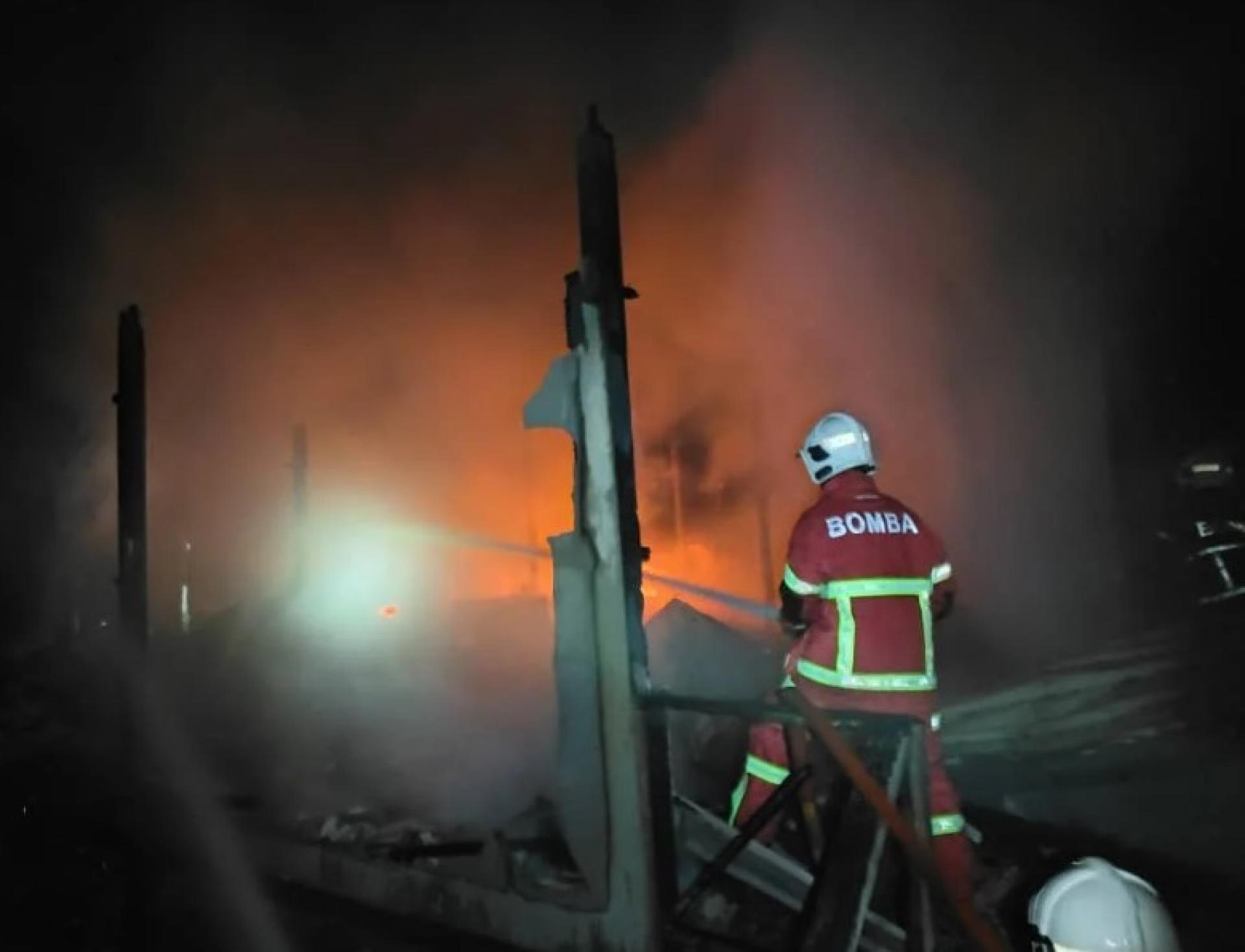 消防员在诗巫住宅火灾现场进行灭火行动。