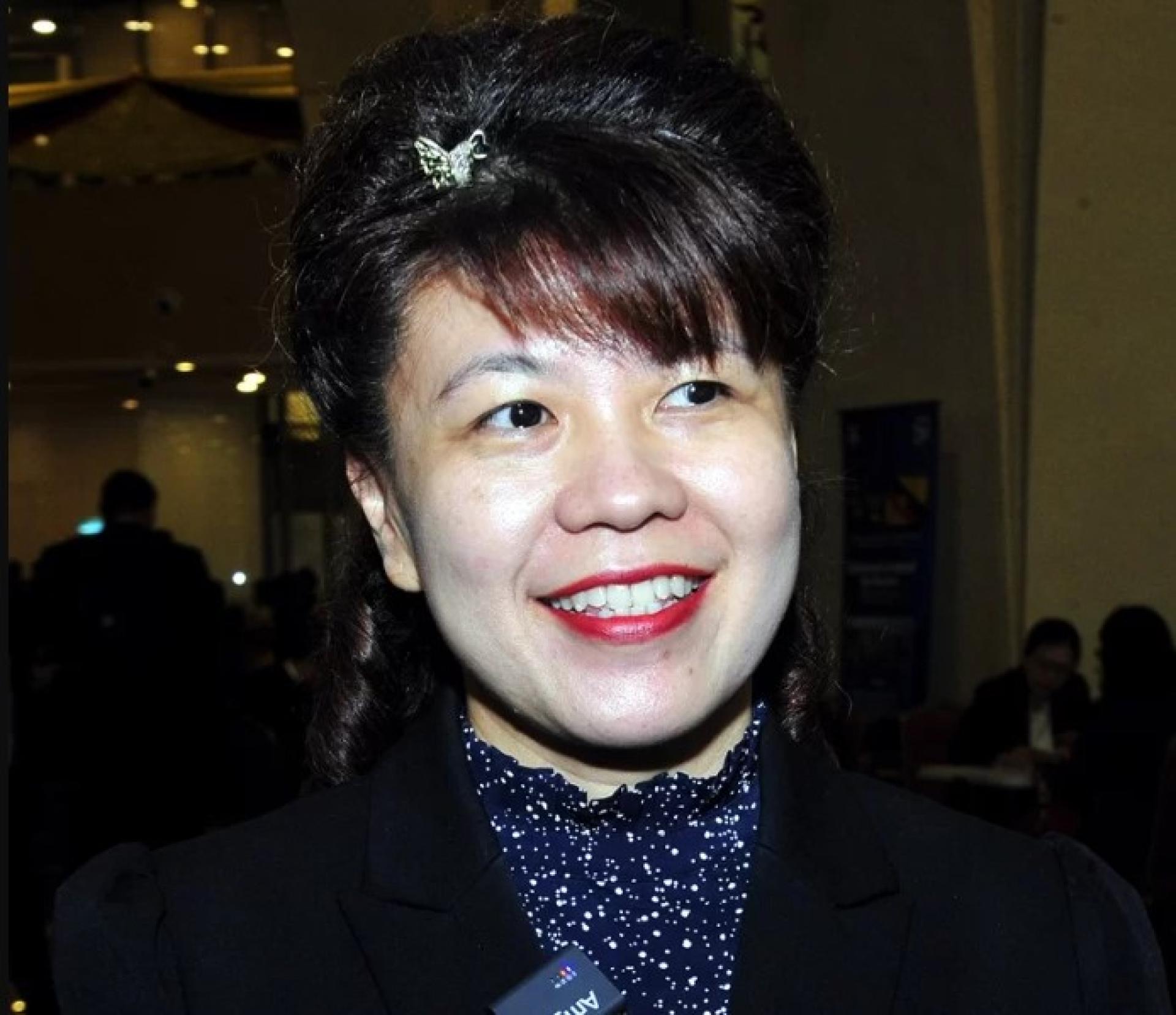 杨薇讳在州议会接受采访。