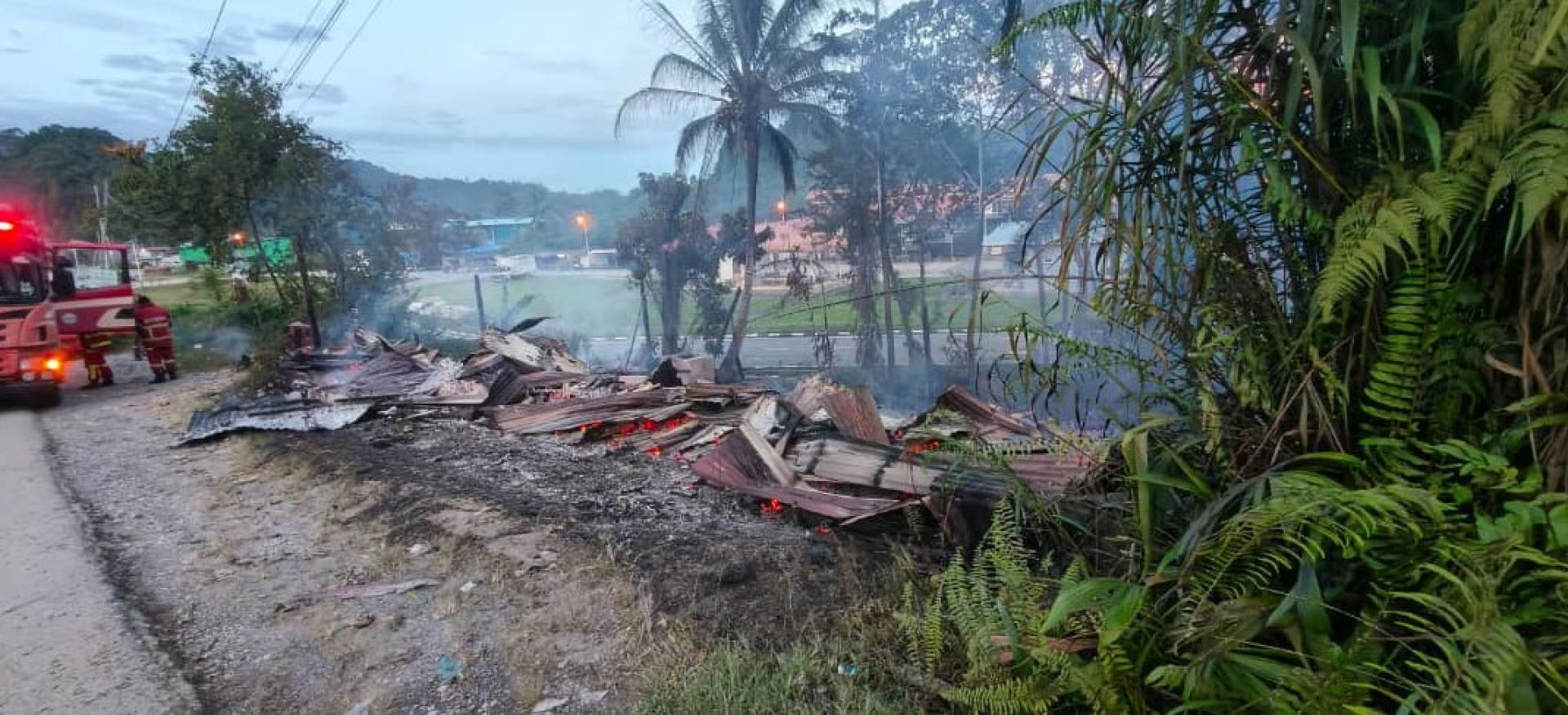 Pasar Lapok Tinjang火灾后，两间临时摊位的残骸。