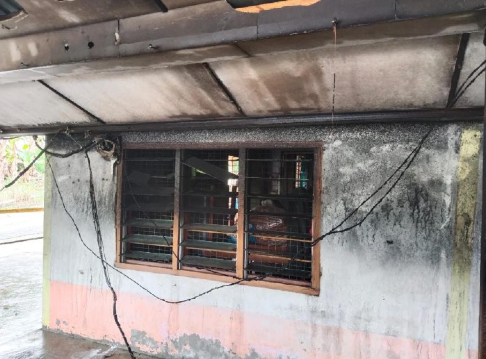 伦乐Raso 2路甘榜Raso 2火灾中，受害者住宅部分结构遭火焰吞噬。