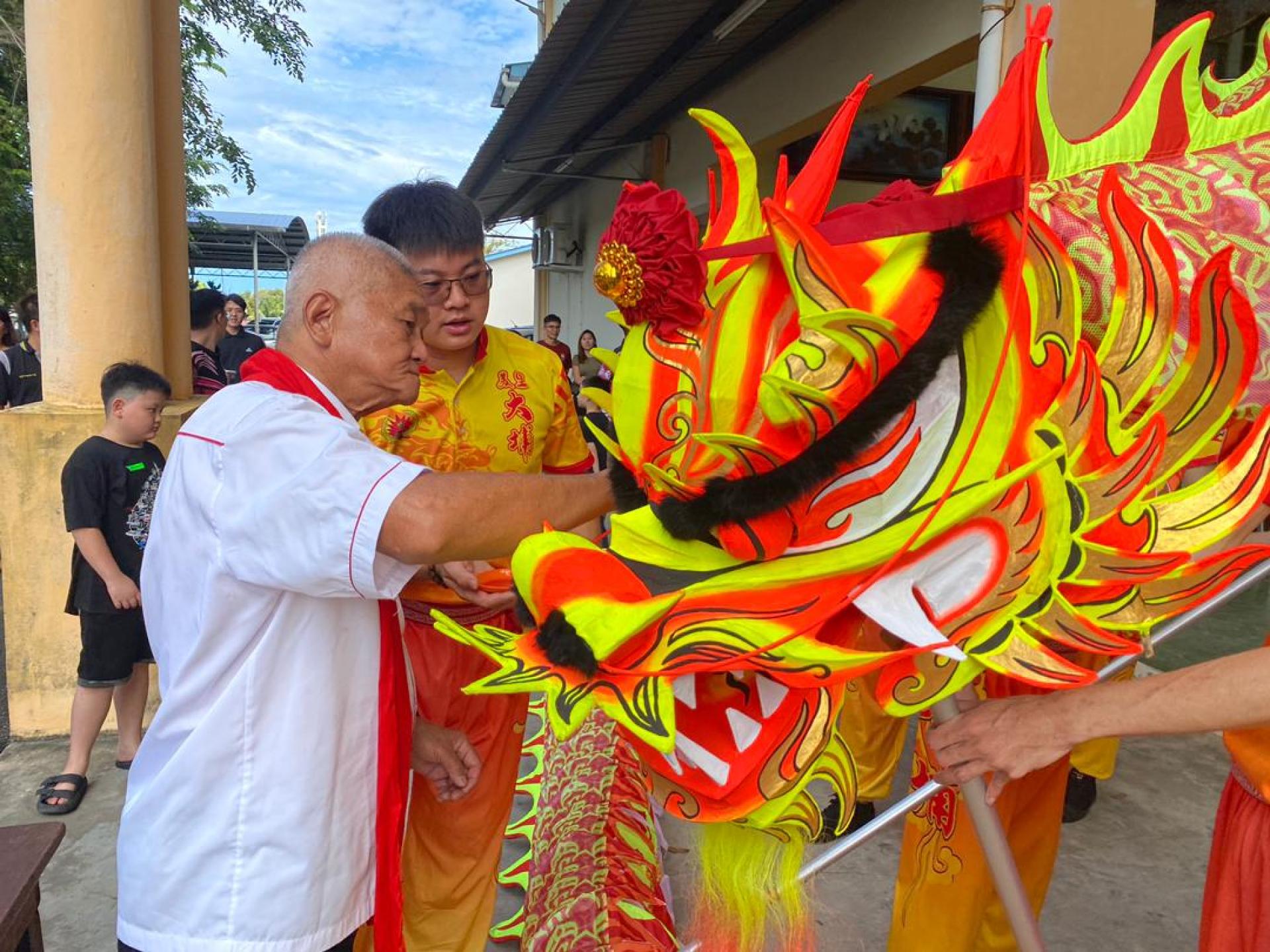 美里大埔同乡会主席谢广发为青年团新金龙，主持点睛开光仪式。左2为青年团团长谢家洪。