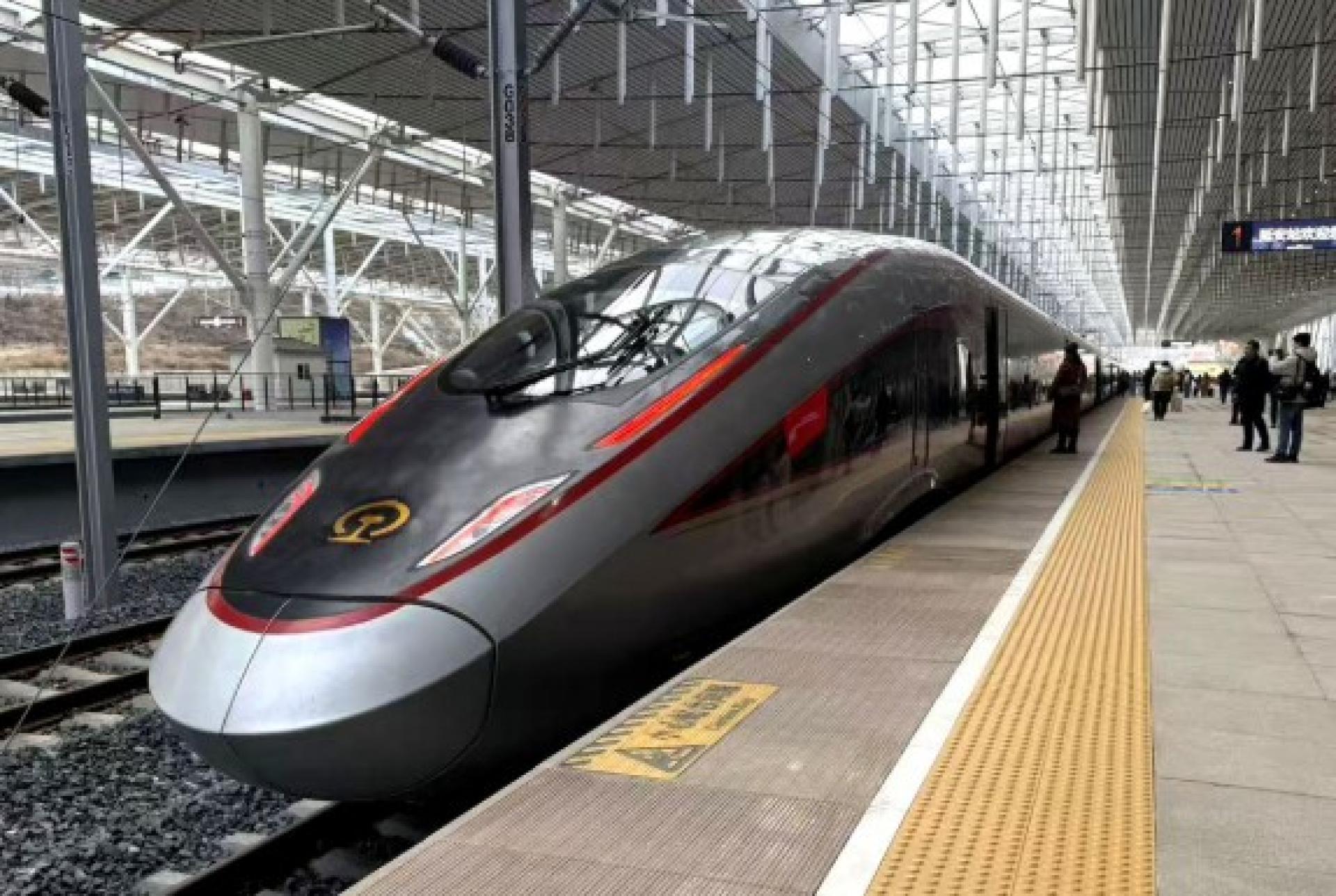 西延高铁正式开通，延安至西安的首趟高铁26日准备发车。