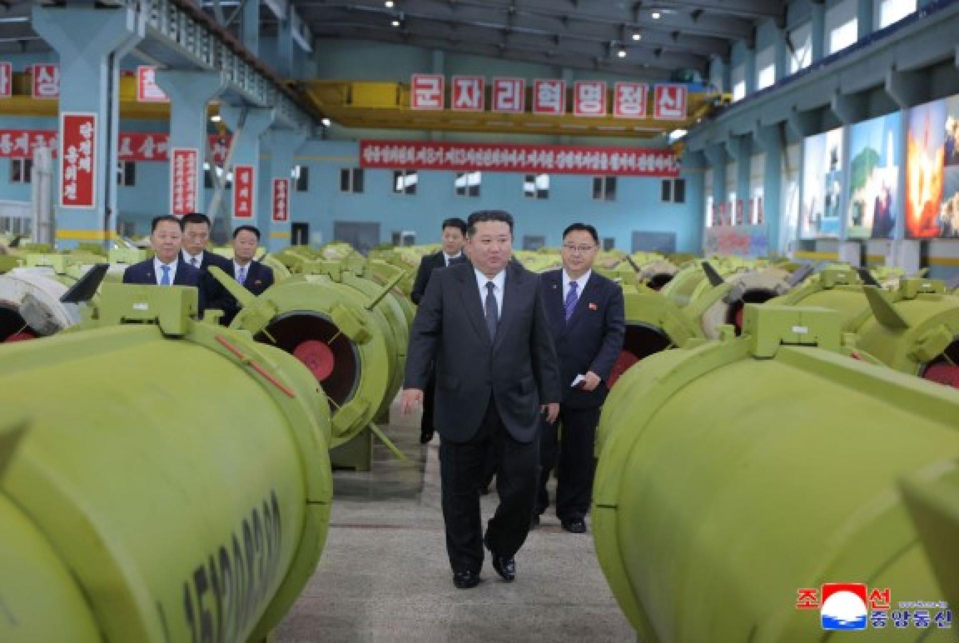 朝鲜官方通讯社26日发布的未注明日期照片显示，金正恩视察军火工业企业，了解导弹和炮弹的生产情况。