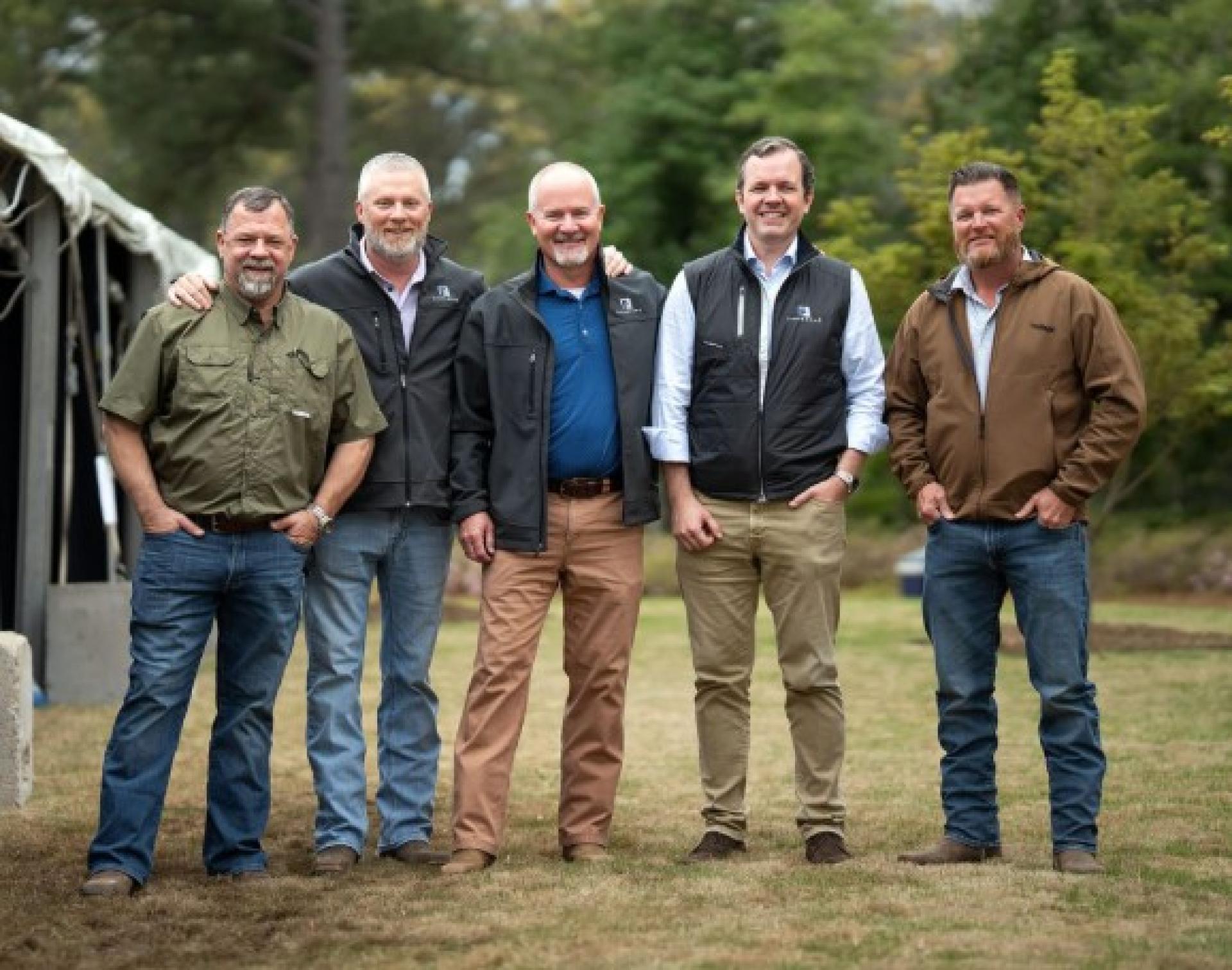 Fibrebond负责人沃克（右二）是名副其实的圣诞老人。