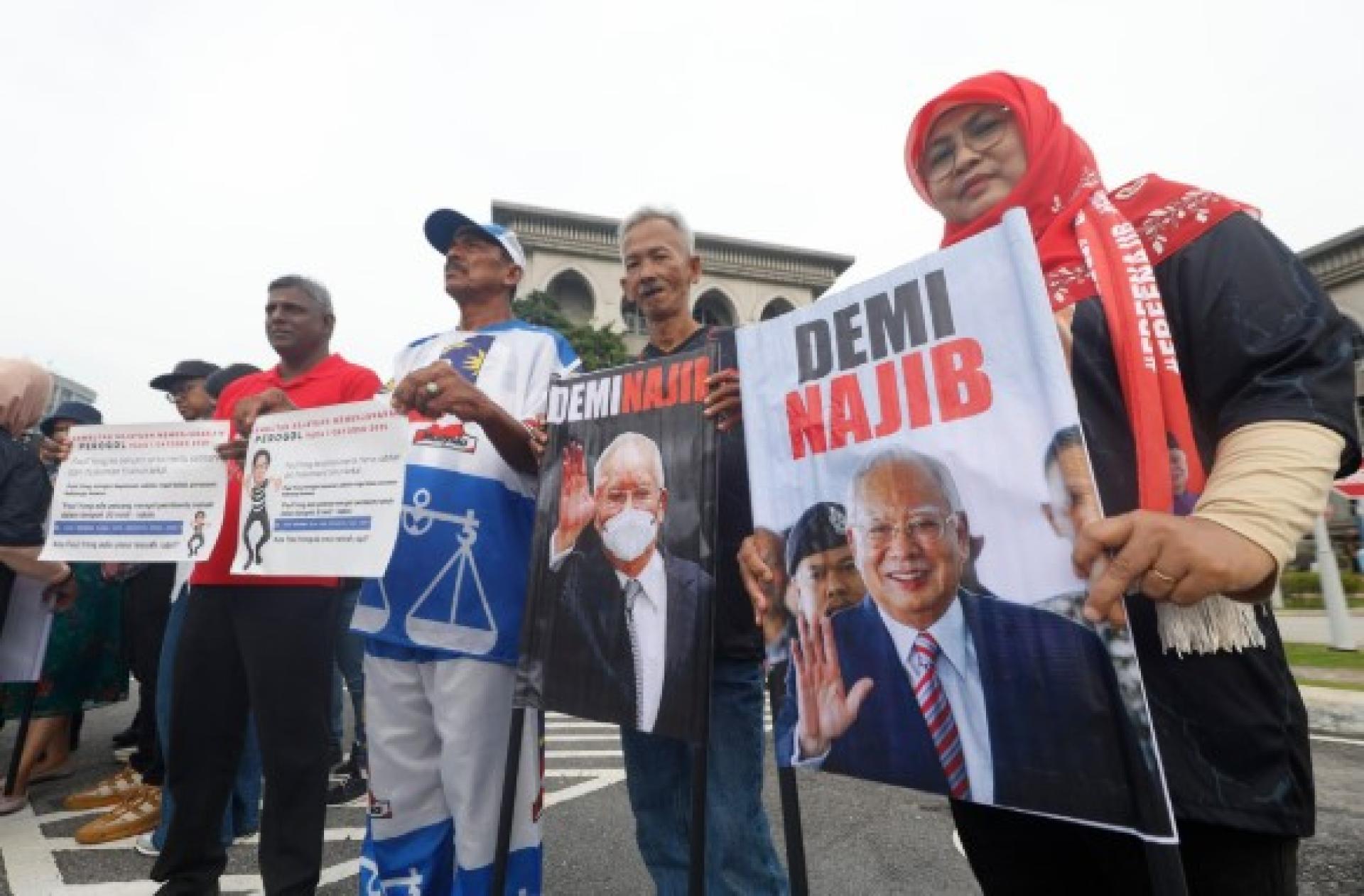 纳吉支持者高举海报，在司法宫外呼吁释放纳吉。