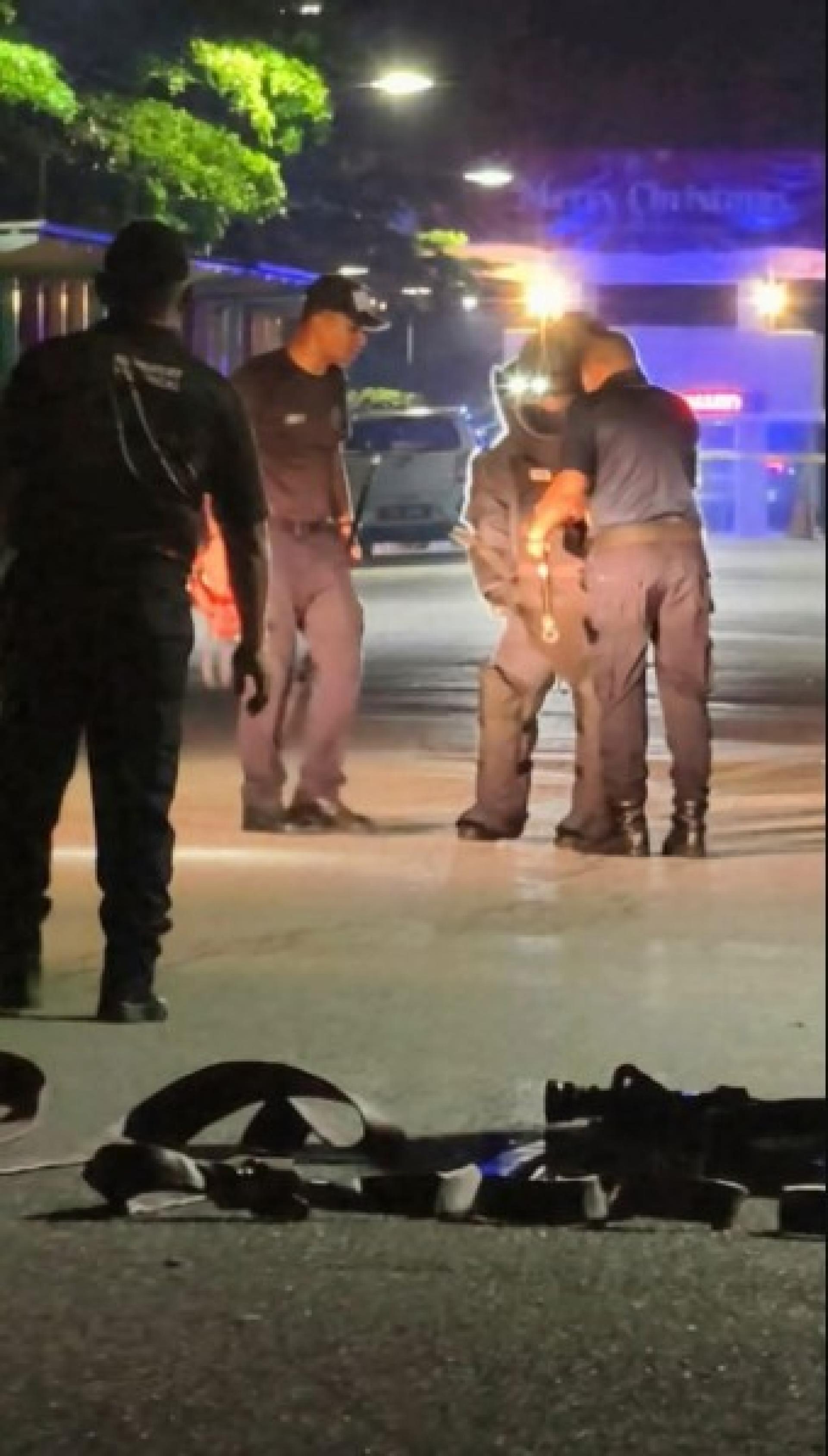 警方日前派拆弹专家到场调查炸弹装置。