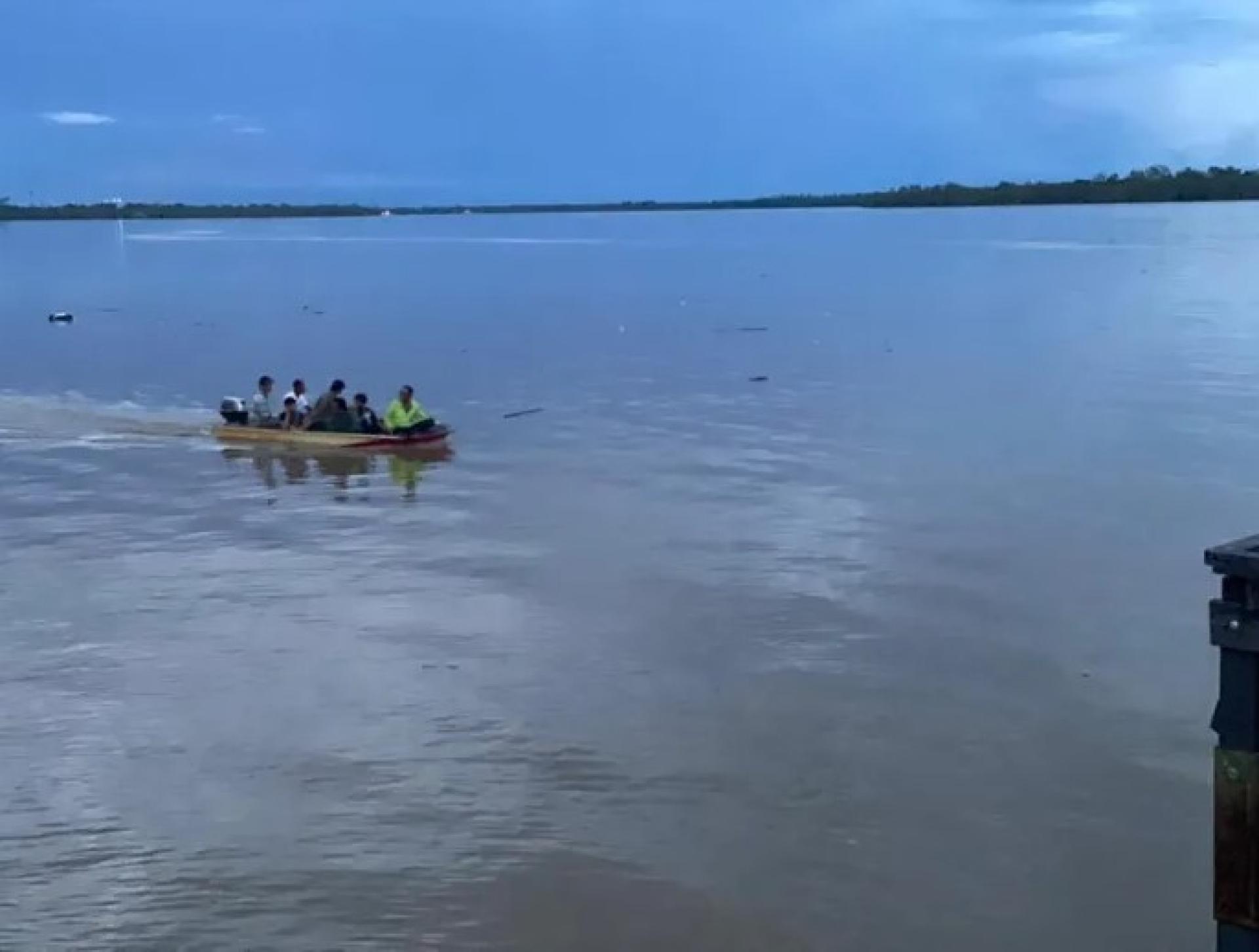 2025年12月26日，布律岛双溪格莱码头一带，村民与救援人员一同搜寻疑遭鳄鱼袭击的14岁少年。