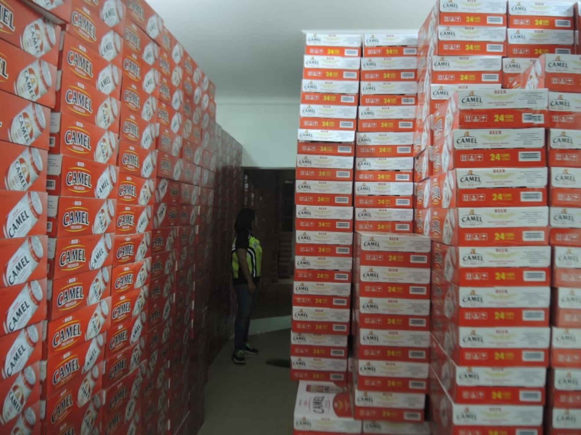 马来西亚皇家关税局（JKDM）砂拉越诗巫执法组展开执法行动，成功起获3,430,000支走私香烟及70,518.24公升无税酒类，总值约73万1809令吉44仙，涉及的进口税与税款高达347万2209令吉93仙。