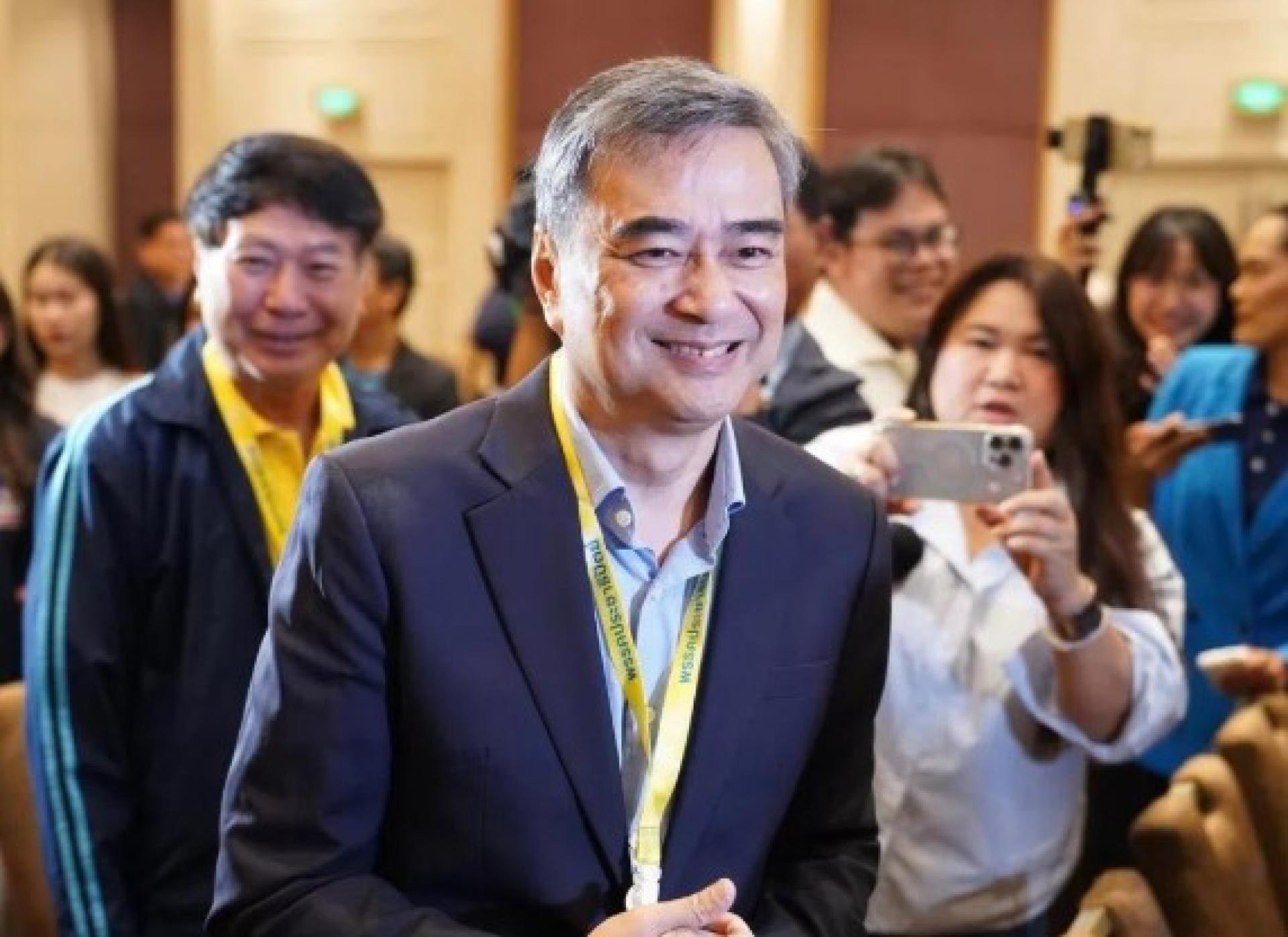 现年61岁的阿比希曾于2008年至2011年担任泰国首相。