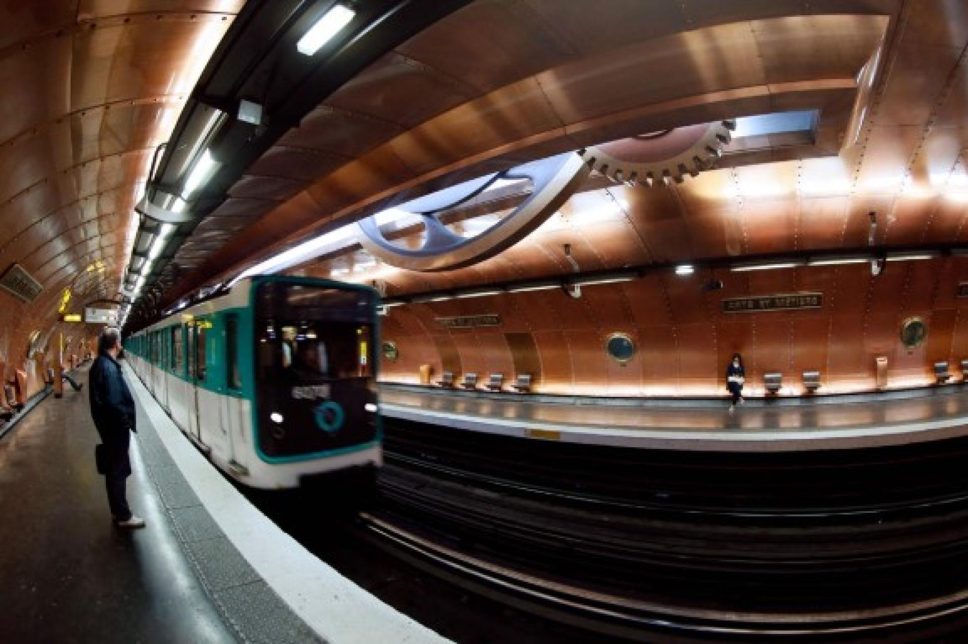 3名受害者在巴黎地铁不同地点遭持刀攻击。