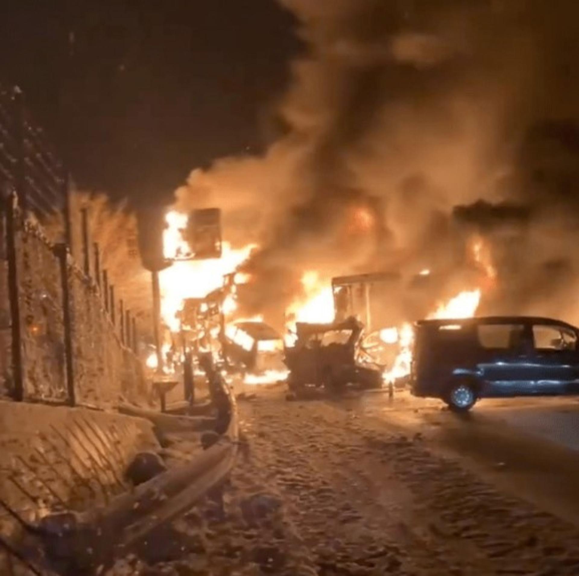 日本群马县26日晚发生多车连环相撞事故，涉及至少57车，甚至有车辆起火燃烧，造成1死26伤。